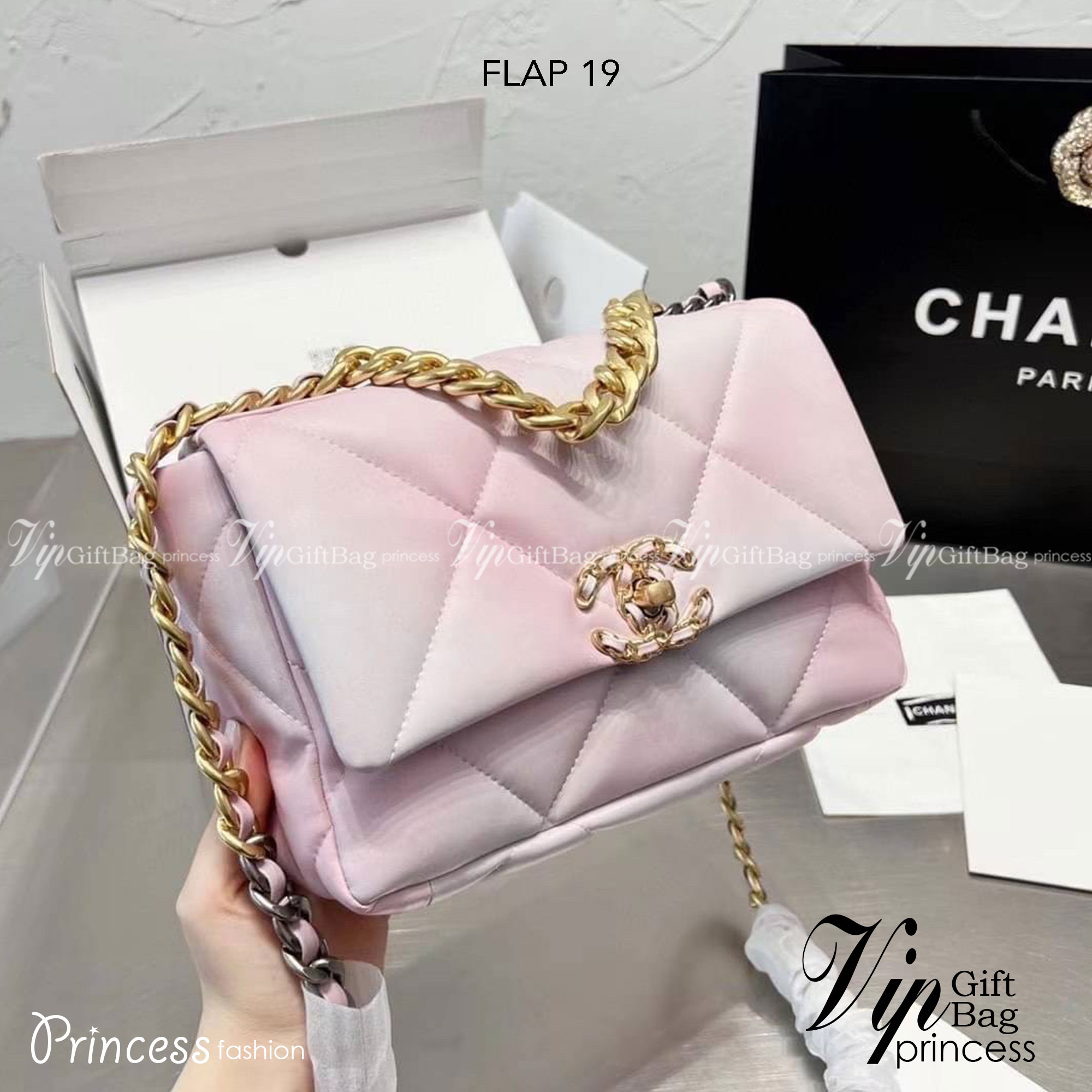 CHANEL 19 FLAP BAG กระเป๋าสะพายทรงคลาสสิค โทนสีหวานละมุน หนังนิ่ม เงาขึ้นรูปสวย ดีไซต์สายสะพายโซ่สองสีสลับหนัง ตกแต่งโลโก้แบรนด์ที่ด้านหน้าอะไหล่สีทอง สวยหรูมาแต่ไกล ด้านหลังมีช่องสำหรับเก็บของหนึ่งช่อง สามารถสะพายออกงานได้หลายโอกาส สวยงามไม่ผิดหวังค่ะ