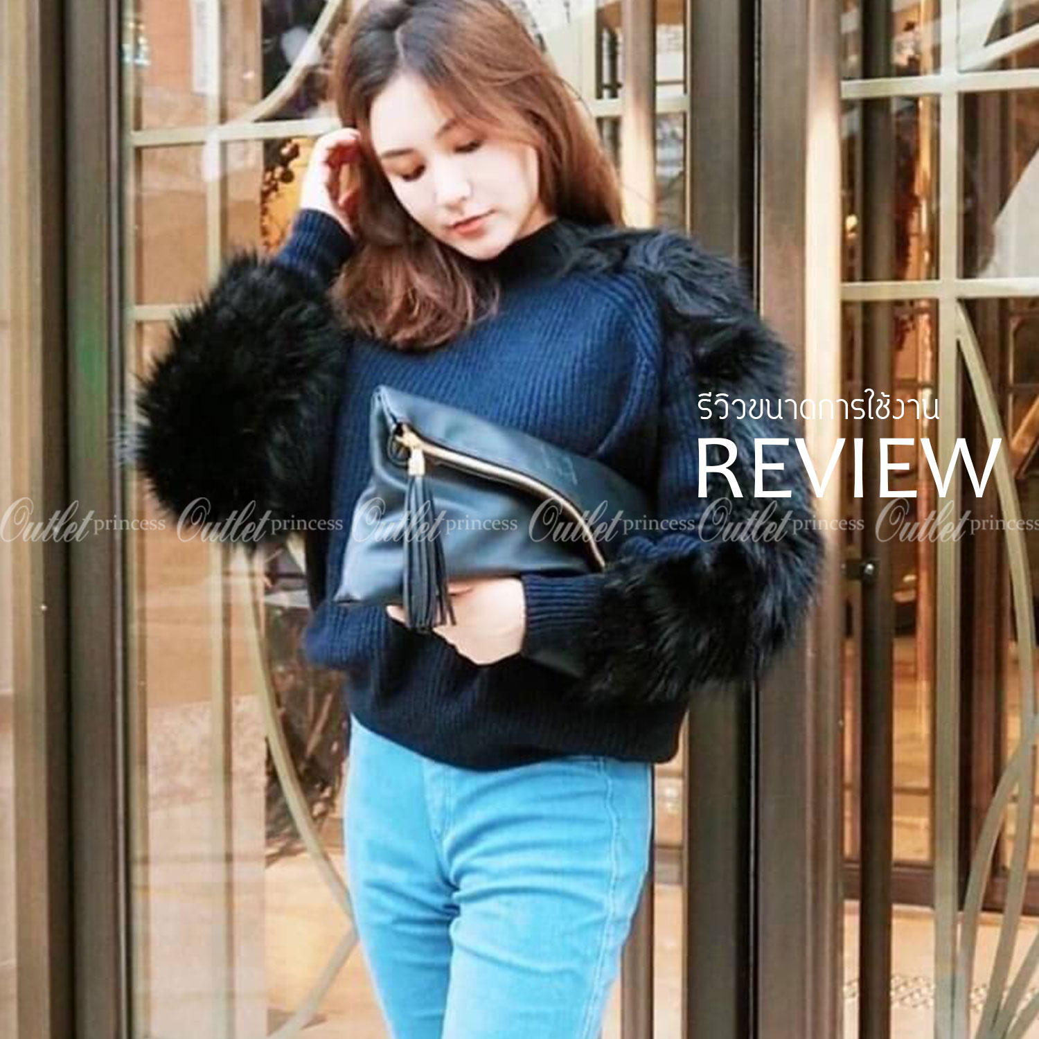 Givenchy Parfums Black Leather Clutch Gift With Purchasd From Givenchy Counter (GWP) กระเป๋าสะพายหนังนิ่มเรียบสีดำเเบบสวยดูดี เปิดปิดด้วยซิปอะไหล่ทอง หัวซิปประดับพู่ ด้านหน้ามีโลโก้ ภายในมีช่องเล็ก รุ่นนี้ใส่ ipad กระเป๋าสตางค์ มือถือ ของจุกจิกได้เยอะ ซับ