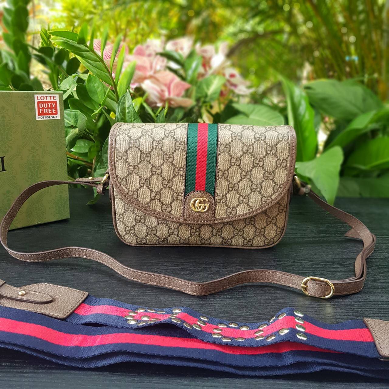 GUCCI Ophidia mini GG shoulder bag กระเป๋าถือ กระเป๋าสะพายทรงสวย ดีไซน์ที่เป็นเอกลักษณ์ จะถือเป็นครัช สะพายไหล่ หรือครอสบอดี้ก็สวยลงตัวได้ทุกสไตล์