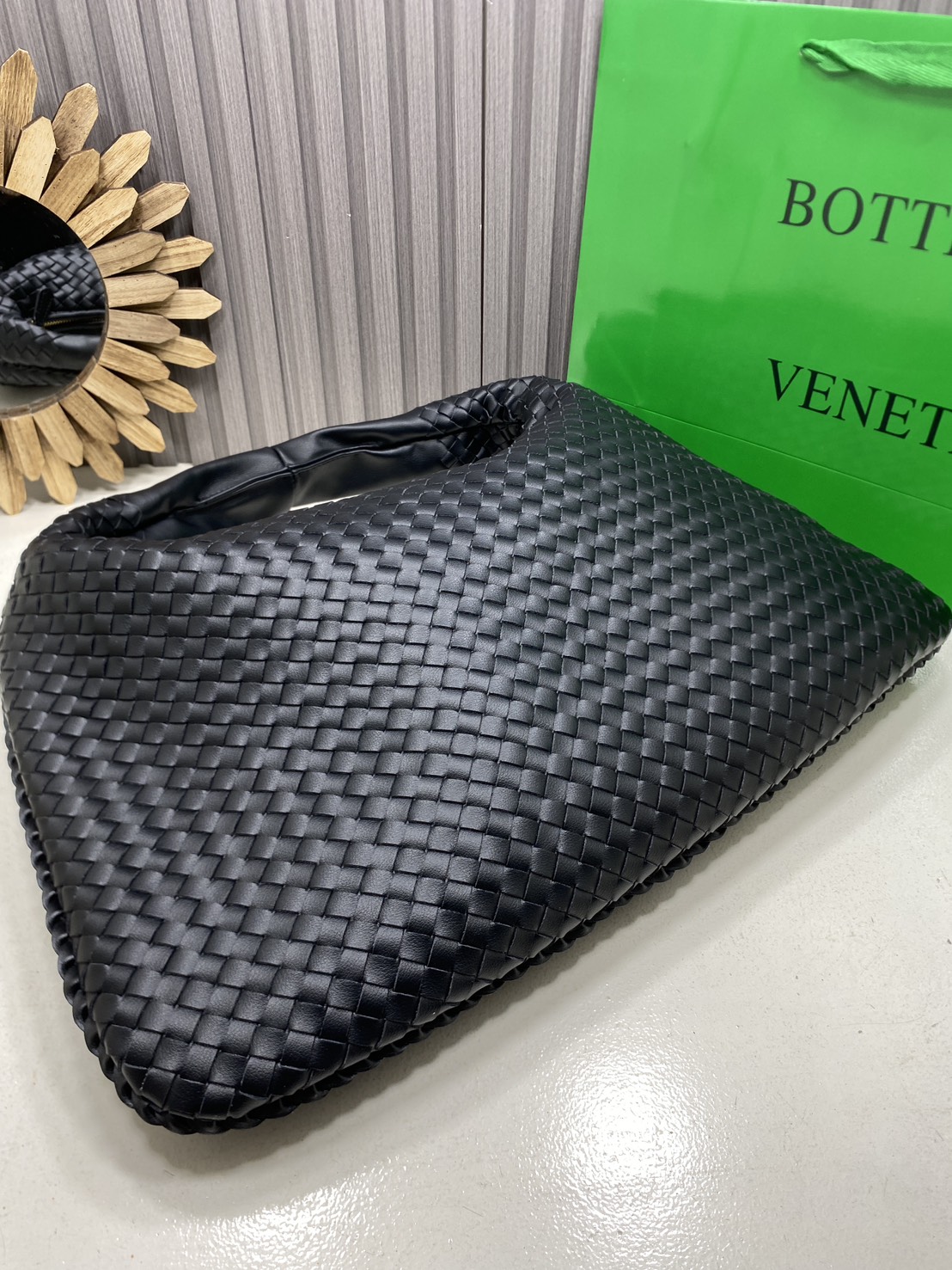 BOTTEGA Large Hop Shoulder Bag 48cm / BOTTEGA Hobo Bag กระเป๋าสะพายไหล่ใบใหญ่ จุของได้เยอะมาก ดีไซส์สานเป็นเอกลักษณ์สวยงาม