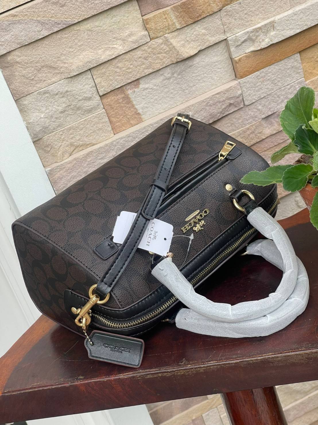 COACH Signature Canvas Rowan Satchel Crossbody จุดเด่นของกระเป๋าทรงsatchel bag คือรูปทรงของกระเป๋าดูแข็งแรง มั่นคง ไม่เสียทรงง่าย มาพร้อมหูหิ้วที่ด้านบนของกระเป๋า ลายแคนวาสที่เป็นซิกเนเจอร์แบบเอกลักษณ์ ช่องใช้งานทุ้งภายในและภายนอก นอกจากนี้ กระเป๋าประเภทน