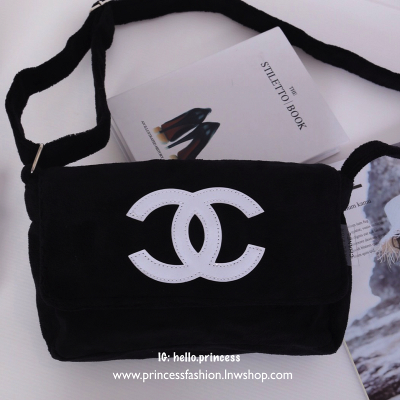 สีดำ MUST HAVE ITEM 2019 !! รุ่นยอดฮิตของ *วัยรุ่นสายสตรีท ทั่วโลก จากงาน CHANEL VIP GIFT *ของแท้100% *มีป้ายNOTFORSALE เป็นกระเป๋า ใบสวยรุ่นหายาก ขนาดกำลังดี ใช้ได้ทั้งหญิงชายเลยค่ะ ขนเฟอร์นิ่มมากกก เก็บของอย่างดี น้ำหนักเบา ด้านในมีช่องใส่ของจุกจิก MIX