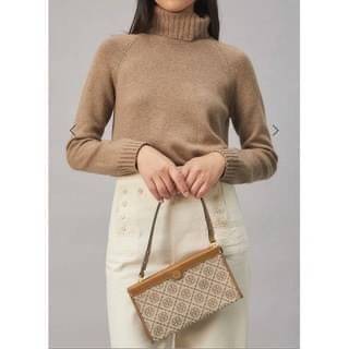 Tory burch t monogram jacquard mini pouchette ปังไม่หยุดกับลวดลาย T Monogram ที่มารังสรรค์ลงบนไอเท็มต่างๆ ในคอลเล็กชั่นต่างๆ สำหรับในรุ่นนี้มาในทรง mini pouchette ที่ได้ดีไซน์น่ารักๆแบบลุคช์ไฮโซ ที่สามารถปรับสายสั้นยาวได้ด้วยกระดุมสแน็ป ต่างออกไปกับคอลเลค