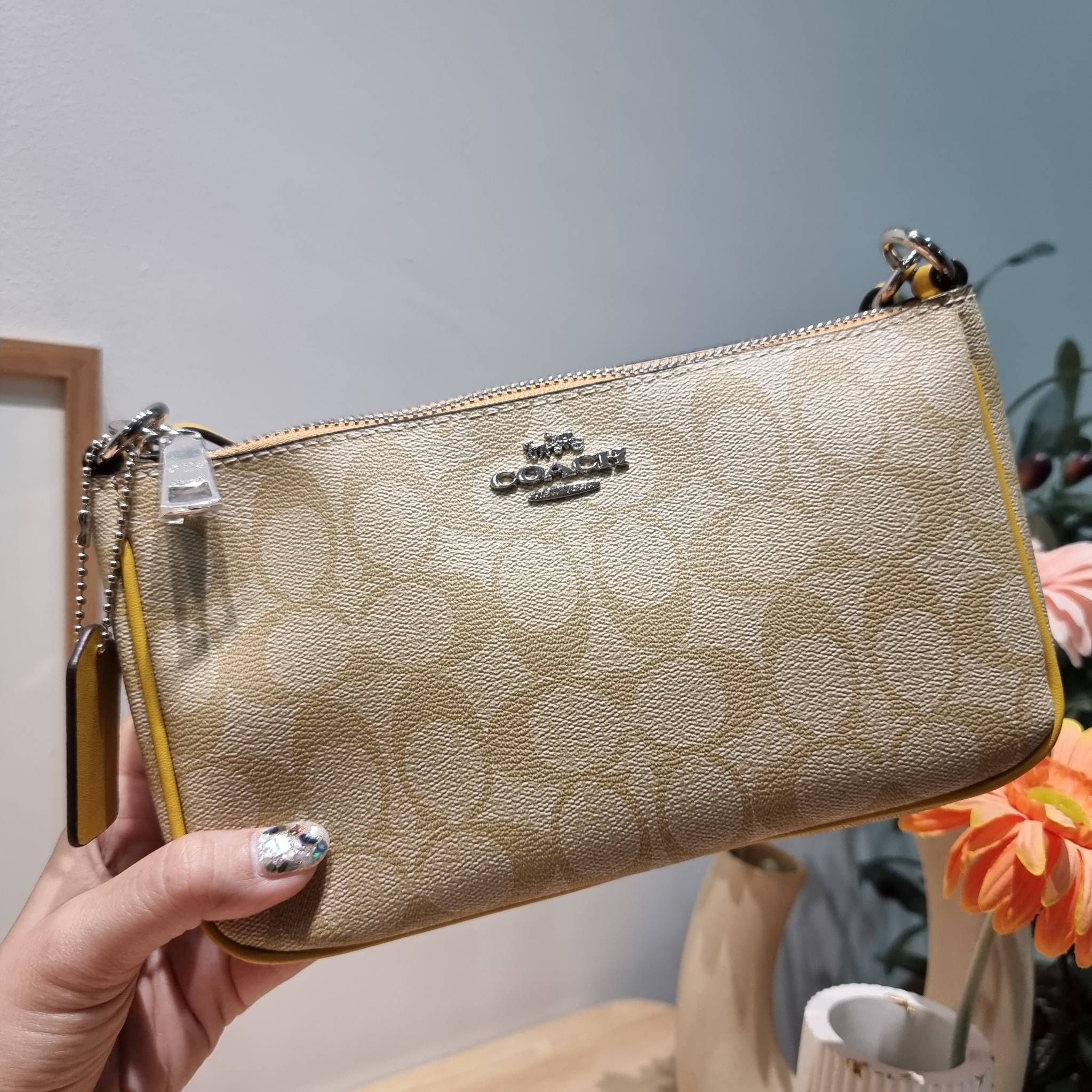 COACH TOP HANDLE POUCH F58321 พร้อมส่ง 9 สี กระเป๋าทรงพอช ยอดฮิต ยกขึ้นแท่น ด้วยดีไซน์ที่ออกมาให้ใช้งานได้ง่าย ขนาดกำลังเหมาะ