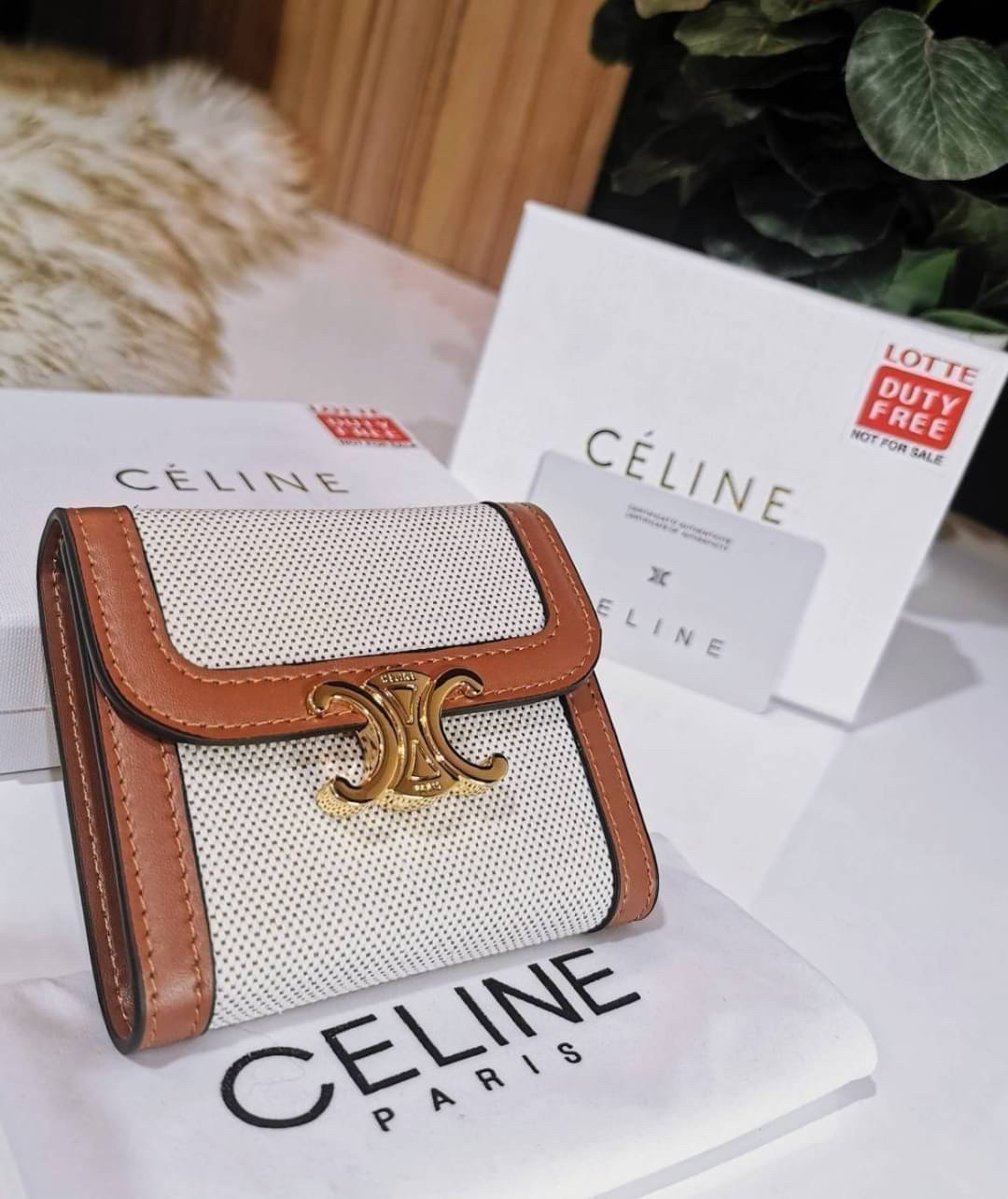 CELINE SHORT WALLET กระเป๋าสตางค์ซีลีนใบสั้น สวยหรูอยู่ทรงมีโลโก้ด้านหน้าเปิดปิดด้วยฝาพับกระดุมแม่เหล็ก ภายในมีช่องแบ่งหลายช่อง มีช่องใส่บัตรหลายช่อง มีช่องใส่เหรียญ ช่องใส่ธนบัตร ใส่แบงก์พันได้เยอะเหมือนกระเป๋าสตางค์ยาว ไอเท็มแนะนำพร้อมส่งที่ไทยในราคาสุด