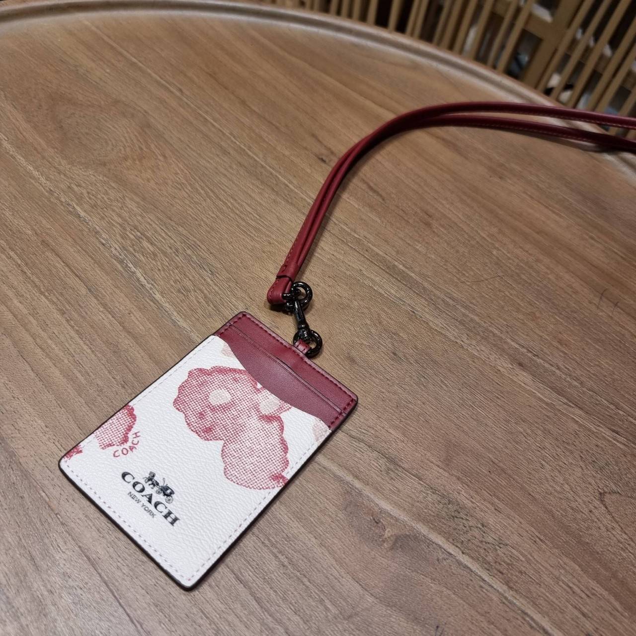 COACH C3305 ID LANYARD IN COLORBLOCK SIGNATURE CANVAS ง่ายๆแบบไม่ธรรมดา!! คลาสสิคแต่มีดีเทลโดดเด่น!! กระเป๋าถนอมบัตร พร้อมสายคล้องคอ ดีไซน์ลวดลายสวย ดูดีทุกแบบ ใช้งานง่าย พกพาสะดวก จะใส่บัตรพนักงาน บัตรเครดิต บัตรปชช. ใบขับขี่ และบัตรอื่นๆที่อยากจะใส่!! ต