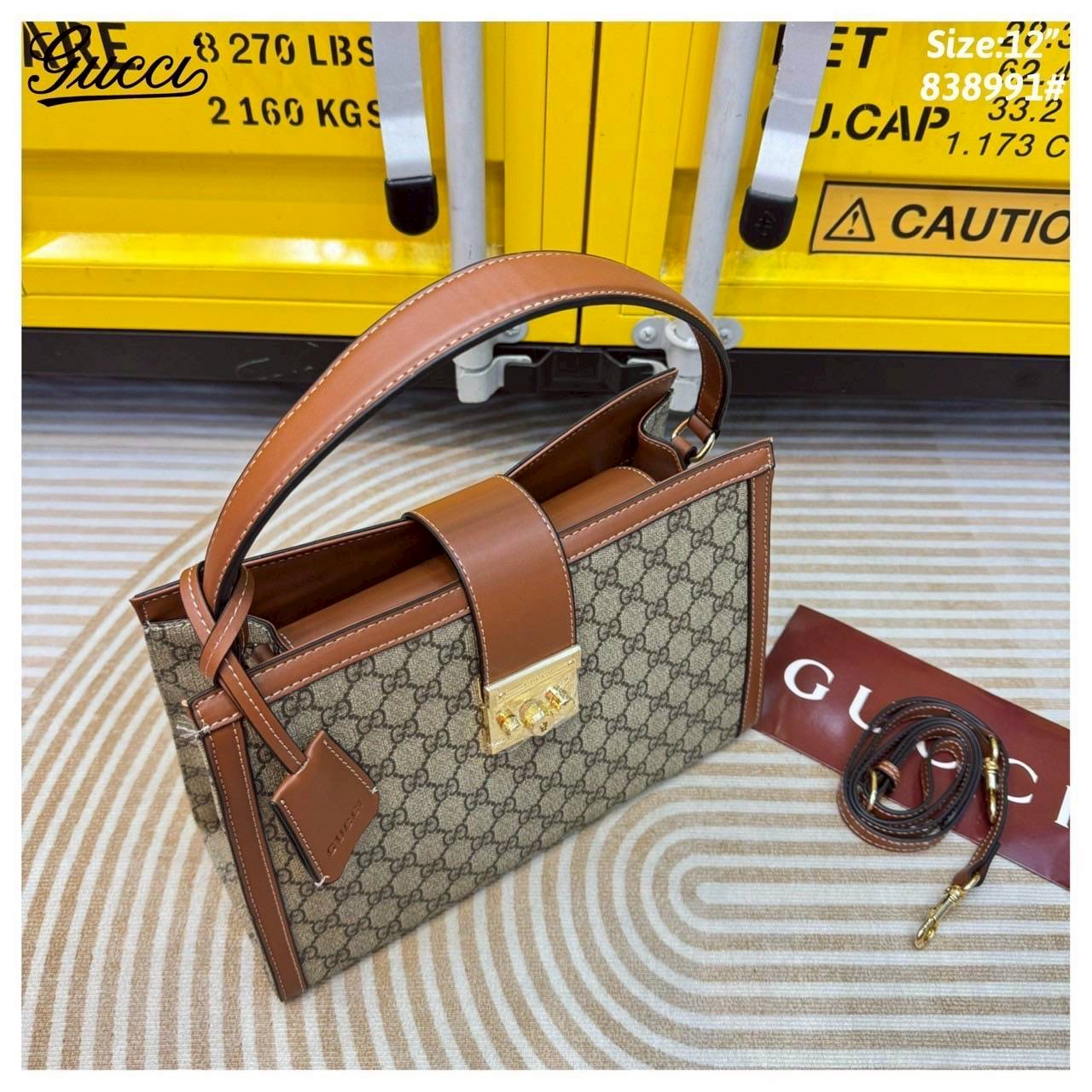 Gucci Padlock large tote bag กระเป๋าสะพายขนาดกลางพร้อมกุญแจล็อกและสายโซ่ รังสรรค์จากด้วยGG Supreme ที่ตัดเย็บจากผ้าไมโครไฟเบอร์เคลือบด้วยลาย GG พร้อมรายละเอียดหนังที่นุ่มเกินคาด