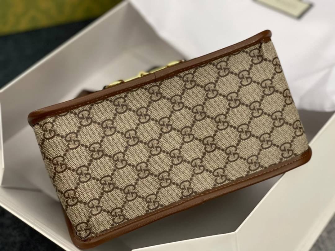 หนังแท้ GUCCI Horsebit 1955 leather-trimmed printed coated-canvas shoulder bag คอลเลคชั่นใหม่ล่าสุด ดาราเซเลปใช้กันเพียบ กระเป๋าถือ (ไม่มีสายสะพาย) ดีไซน์สวย เชื่อได้เลยใบนี้สาวๆต้องหลงรัก จนวางไม่ลงเลยน้า