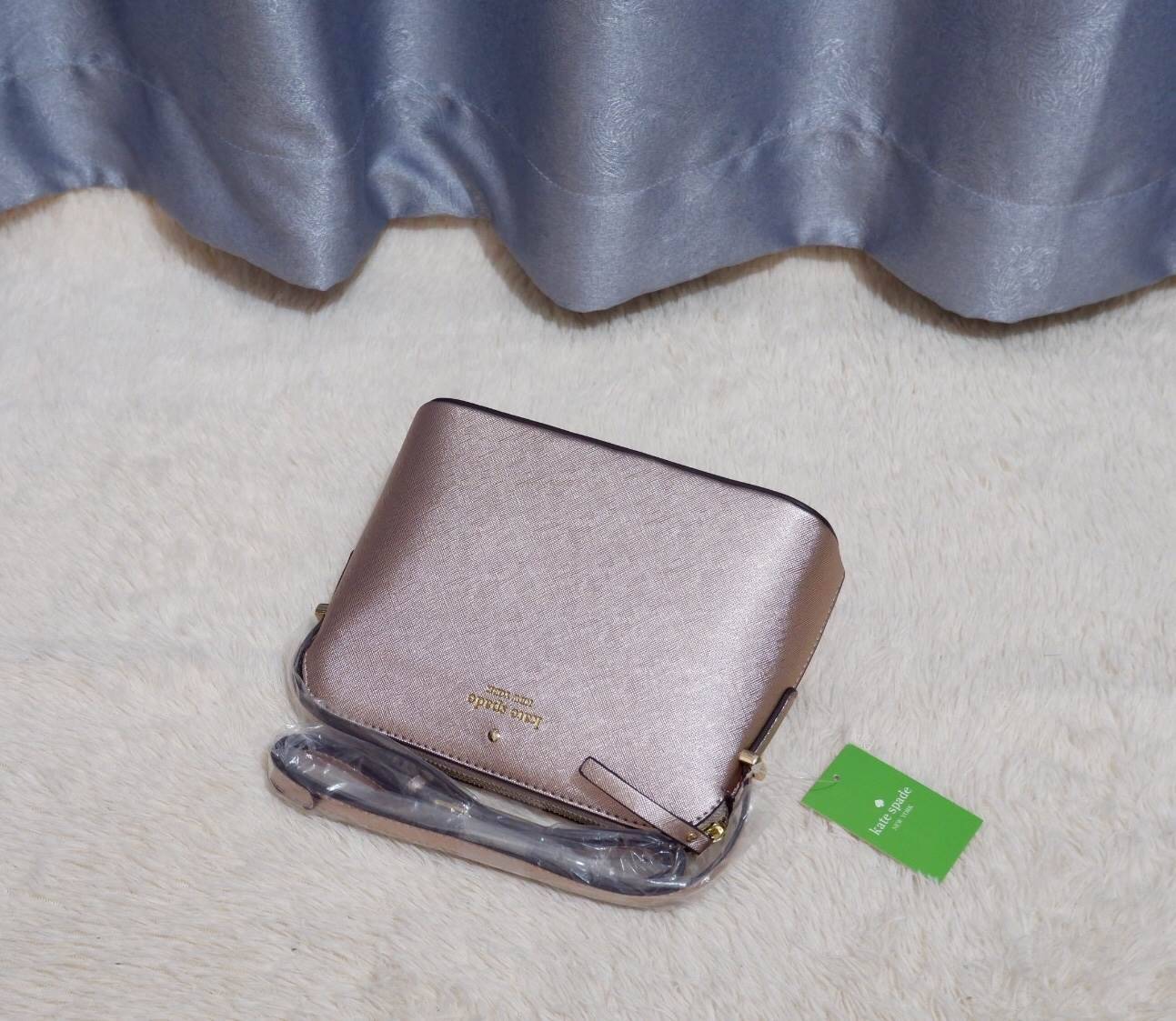 KATE SPADE CEDAR STREET MANDY แบรนด์ดังจากอเมริกาสุดฮิต กระเป๋าขนาดน่ารัก สะพายข้าง หนัง saffiano ภายในลายสวยเก๋สีทองเรียบหรู ทรงแข็งอยู่ทรง MUST HAVE!!