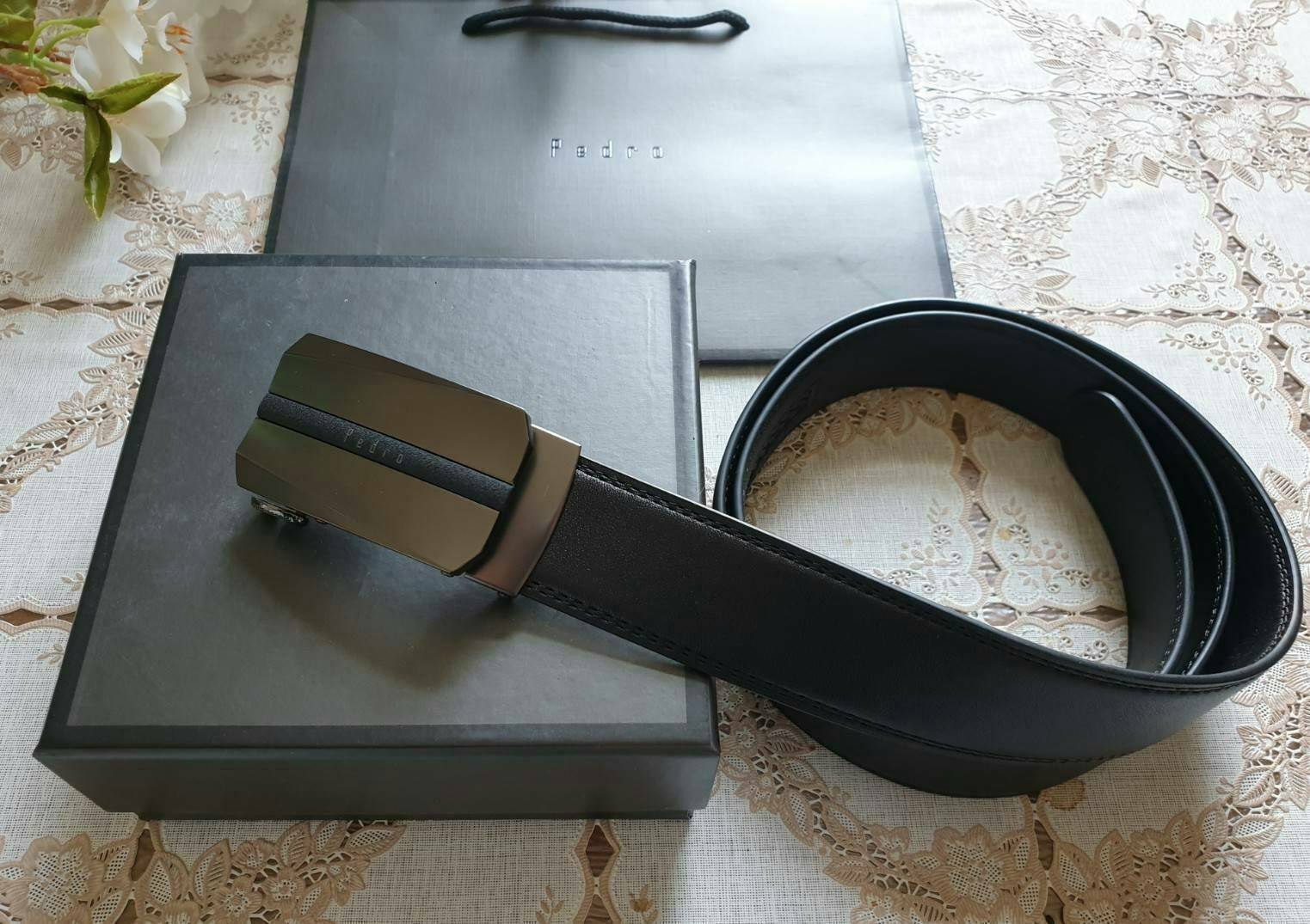 PEDRO MEN LEATHER BELT (Free Size) เข็มขัดหนังจาก PEDRO MEN หัวเข็มขัดโลหะ โลโก้แบรนด์ที่หัวเข็มขัด คุณภาพดีตามแบบฉบับของแบรนด์ สายเข็มขัดหนังเรียบสีดำ สายปรับใช้เข้าได้กับทุกชุด มาพร้อมกล่องและถุงกระดาษแบรนด์มอบเป็นของขวัญได้นะคะ