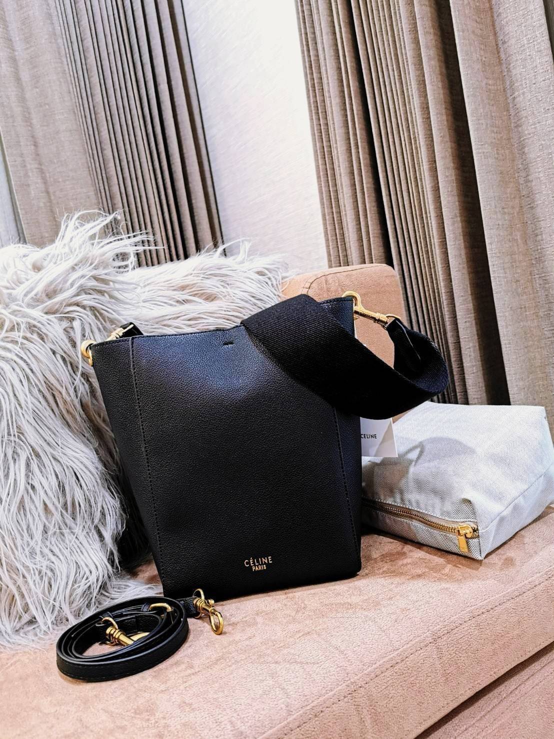 CELINE TRIOMPHE BUCKET BAG VIP GIFT WITH PURCHASE (GWP) พรีเมี่ยมกิ๊ฟ Limited Edition จาก CELINE PERFUME DUTY FREE COUNTER วัสดุหนังแท้ CALFSKIN ดีไซน์ทรง Bucket ขนาดกำลังดี มาพร้อมใบเล็กด้านในแยกใช้ได้ น้ำหนักเบา ภายในกว้างใส่ของใช้ได้เยอะพร้อมสายสะพายให