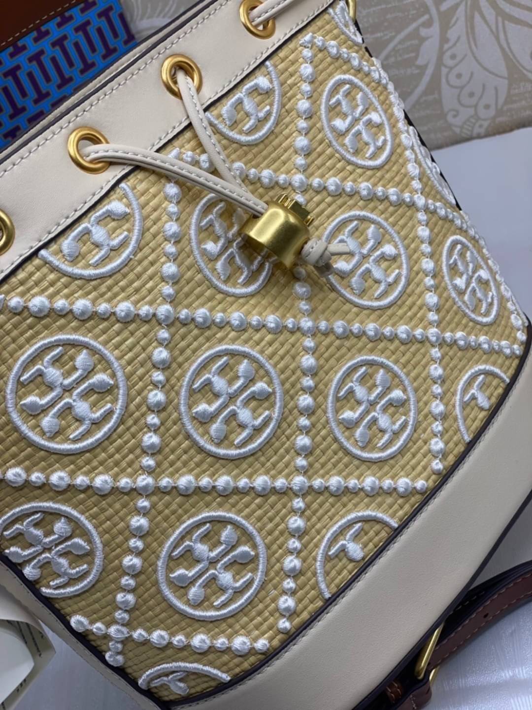 TORY BURCH T MONOGRAM STRAW BUCKET BAG ใหม่ก่อนใคร พร้อมเสิร์ฟความสวยให้ถึงบ้านแล้วน้า กระเป๋าบัคเก็ตทรงยอดนิยม ดีไซน์ใหม่ล่าสุด ยูนีคไม่เหมือนใคร ลายสานเต็มใบ พร้อมปักโลโก้เอกลักษณ์ โดดเด่น งานฝีมือมากๆ