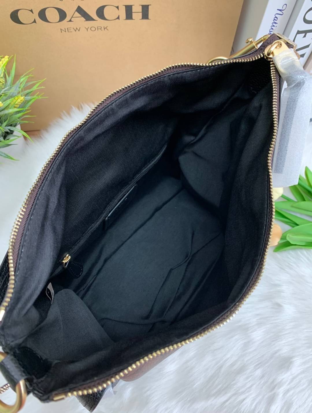 COACH PENNIE SHOULDER BAG ((C1523)) ✔️กระเป๋าหิ้ว//คล้องไหล่//สะพายข้างได้ สุดคุ้ม! ✔️ใบใหญ่ ทรงสวยใส่ของได้จุมาก หนังแท้ หนังนิ่ม สัมผัสแล้วหลงรักแน่นอนค่ะ ✔️ปากกระเป๋ากว้าง ล้วงหยิบของสะดวกมากๆ ภายในกระเป๋าโล่งกว้าง สัมภาระเยอะๆหายห