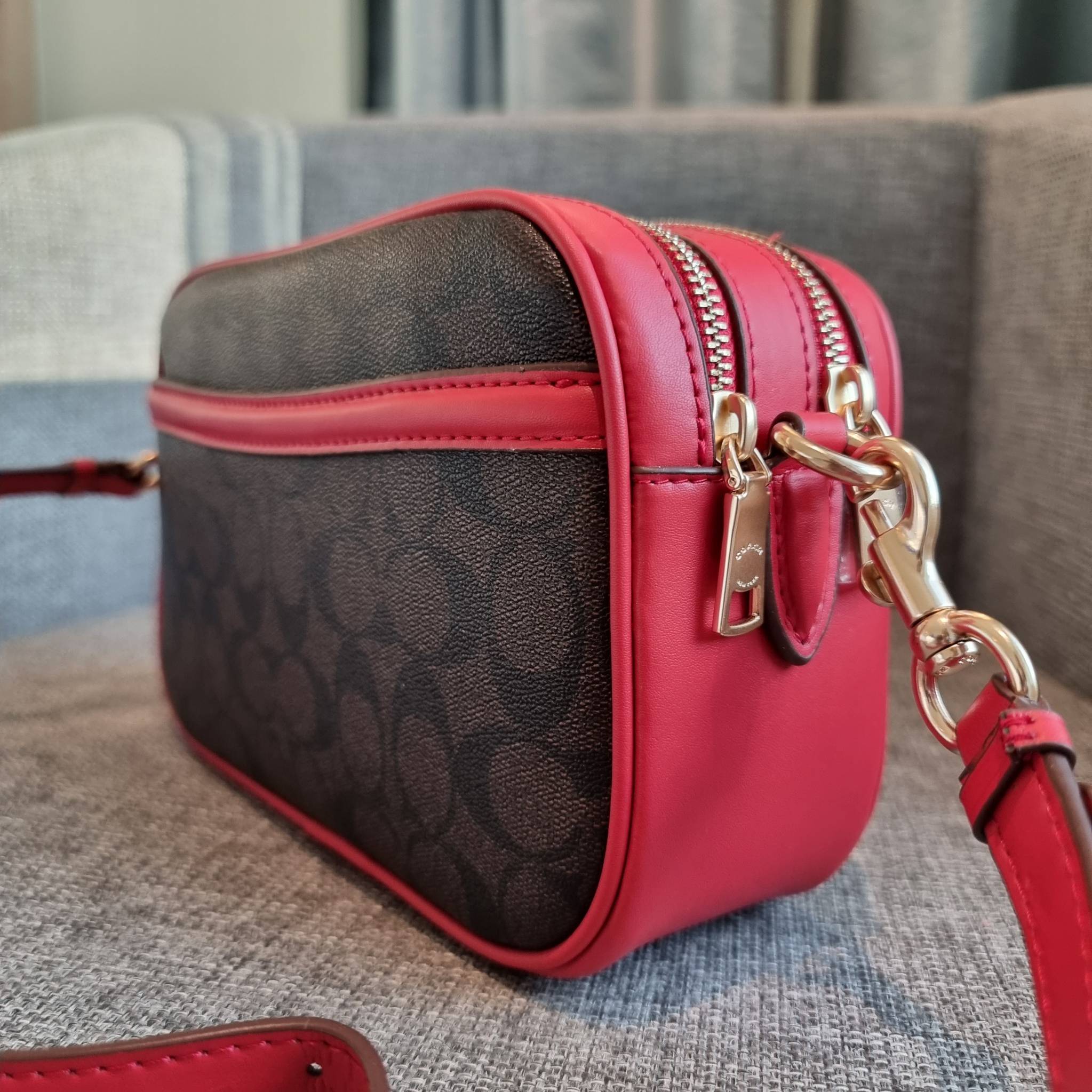 OUTLET 】COACH F68168 JES CROSSBODY IN SIGNATURE CANVAS รุ่นยอดฮิต!! กระเป๋าสะพายข้าง รุ่น 2 ซิป ใบใหญ่จุใจ สีคลาสสิคขายดี!! วัสดุหนังแคนวาสเคลือบลาย เปิด-ปิดด้วยซิป 2 ช่องหลัก ใช้งานง่าย ทรงสวยมากๆรุ่นนี้ มาพร้อมสายสะพาย crossbody ปรับได้ตามตัว ภายในใส่ขอ