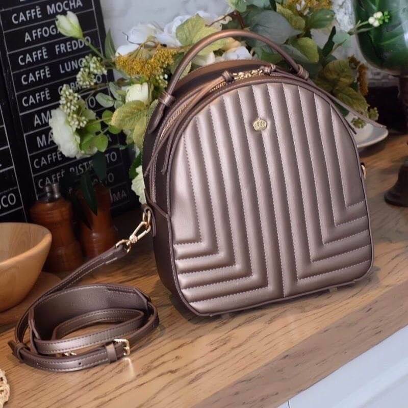 KEEP ' Nadia ' backpack 🎒👟 เป้ หนังแกะสังเคราะห์ สวย หรู ปักลายพิเศษ สามารถสะพายหลัง หรือ สะพายข้างได้ เลิศ !! =>> กระเป๋าทรงสวย งาน handmade เย็บแบบฝีมือต่อฝีมือ เพิ่อให้ได้ใบนี้