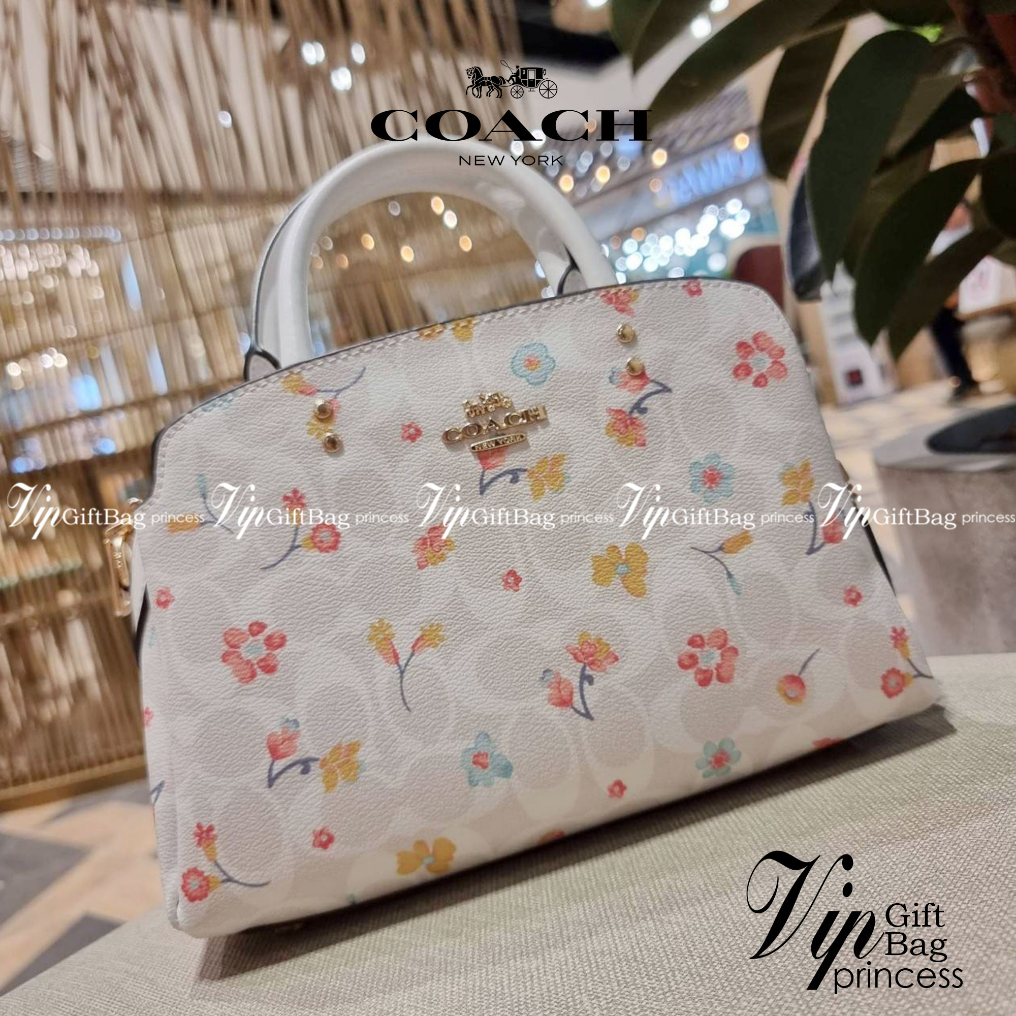 COACH C8340 MINI LILLIE CARRYALL IN SIGNATURE CANVAS WITH MYSTICAL FLORAL PRINT สีใหม่ล่าสุด กับรุ่นที่สุดของความขายดี คอลยอดฮิตในลวดลายสุดชิค กระเป๋าสะพายทรงสวย ที่ดีไซน์ออกมาให้ใช้งานง่าย สะดวก สวย หรู ดูดี!! วัสดุหนังแคนวาสเคลือบลาย มาพร้อมสายสะพายข้าง