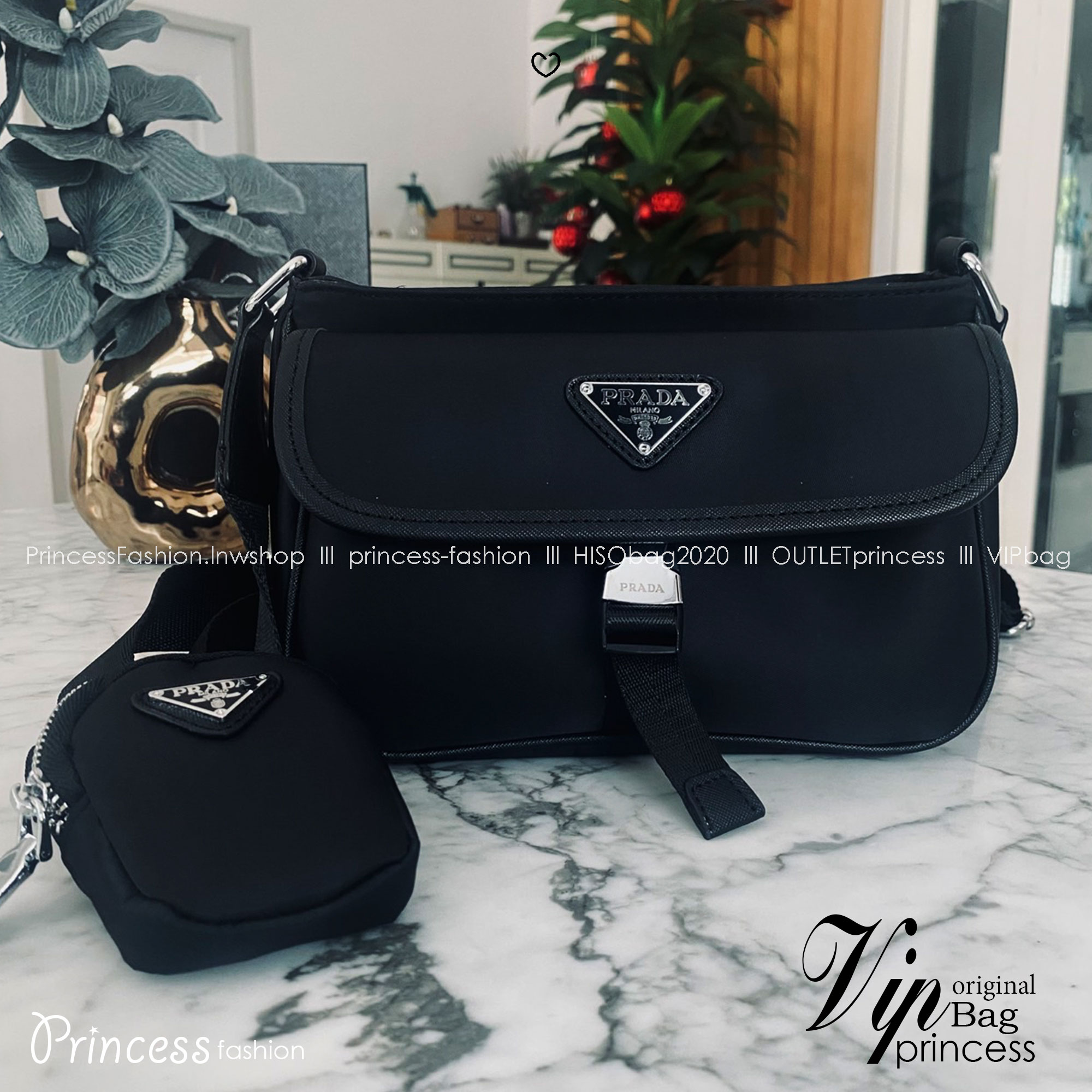 Prada Re-Nylon Messenger Crossbody Bag กระเป๋าสะพายทรงแมสเซ็นเจอร์ รุ่น Unisex ใช้ได้ทั้งชายหญิง รุ่นยอดนิยมดีไซส์เรียบง่าย โทนสีดำคลาสสิกเข้าได้กับทุกลุค