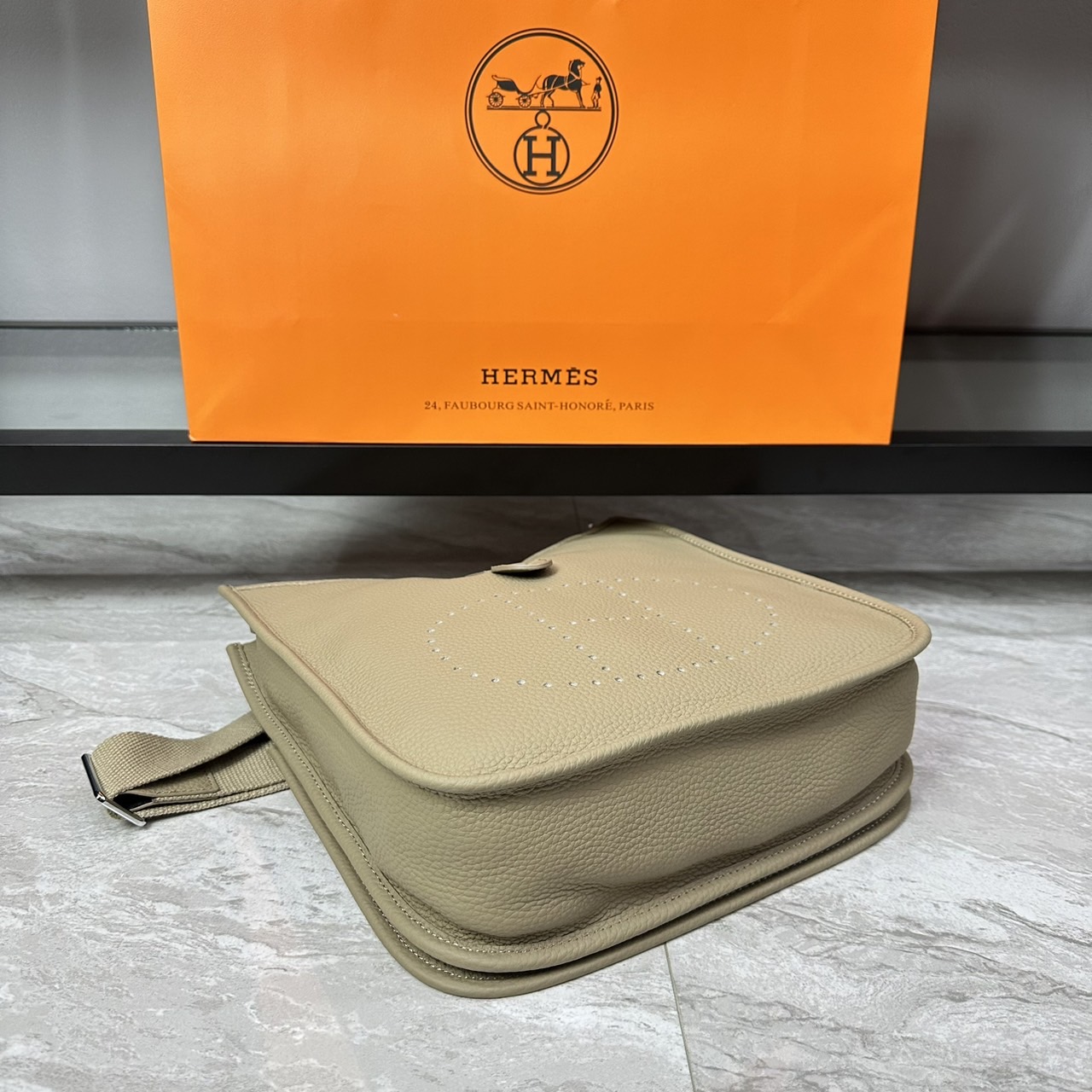 HERMES Evelyne PM Bag The Perfect Crossbody Bag 29cm กระเป๋าทรงโท้ทแบรนด์หรู เอกลักษณ์ของความสง่างาม เกรดออริ สลับแท้ 1:1 ใช้งานต่างประเทศได้