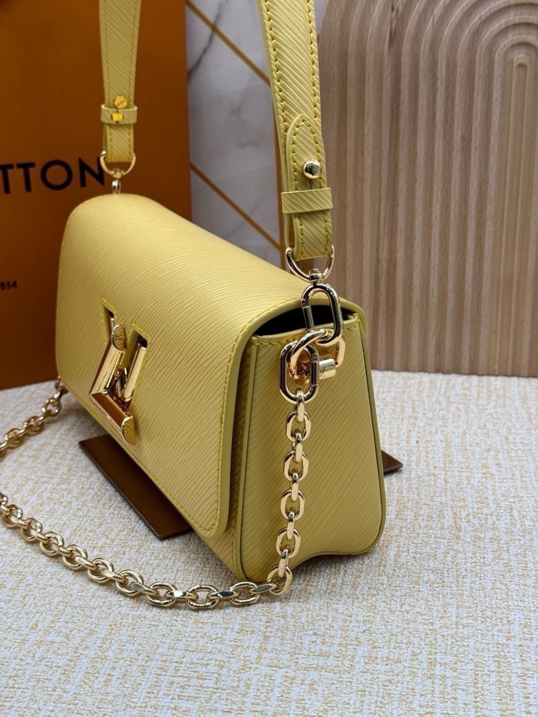 ORI หนังแท้ | LV Twist West Bag กระเป๋าสะพายหนัง Epi ลายเกรน สุดคลาสสิกมาดีไซน์ใหม่ในรูปทรงยาวเผยลุคมีระดับเหนือกาลเวลา ความหรูหราเข้ากับสตรีตสไตล์