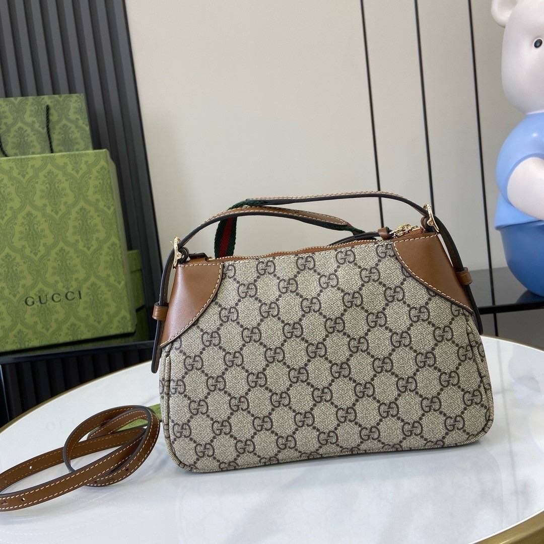 GUCCI GG Emblem small shoulder bag กระเป๋าสะพายคอลใหม่ ได้รับแรงบันดาลใจจากโลกแห่งการขี่ม้าดีไซน์คลาสสิคคงความเอกลักษณ์ สะพายไหล่ได้อย่างสง่างาม ขนาดน่าใช้มากๆ