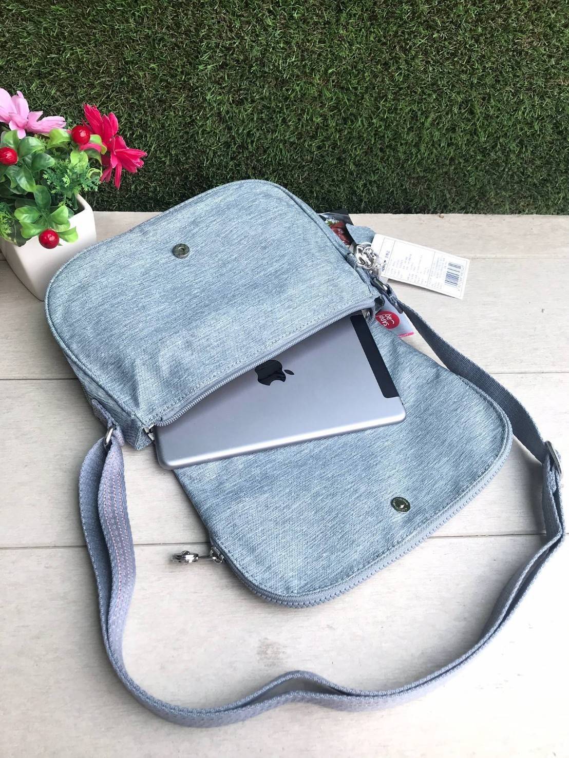 Kipling Basic Plus Earthbeat S Crossbody bag กระเป๋าสะพายทรงครอสบอดี้ สามารถสะพายได้ทั้งสายคู่และสายเดี่ยว มีดีเทลที่ฝาหน้ามีช่องซิปซ่อนทรงลึกและด้านหลังมีอีก1ช่อง ช่องหลักเปิดปิด2ชั้นด้วยกระดุมแม่เหล็กและซิปเดียวใช้งานง่าย ภายในใส่ได้ทั้งมินิไอแพด กระเป๋