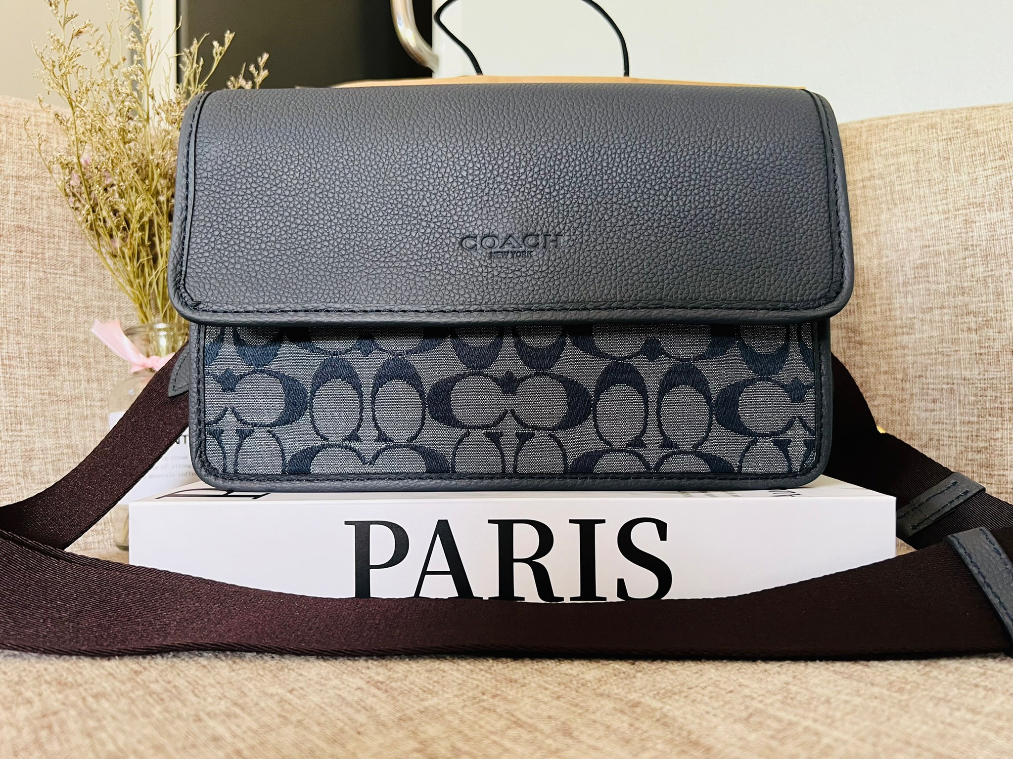 COACH Turner Flap Crossbody In Signature Chambray C8185 กระเป๋าสะพายหนังแชมเบรย์ซิกเนเจอร์และหนังธรรมชาติ ด้านในกระเป๋าซิป กระดุมแป๊ก ซับในหนัง กระเป๋าสลิปด้านนอก สายสะพายถอดได้ ยาว 25” สำหรับสะพายไหล่หรือสะพายข้าง