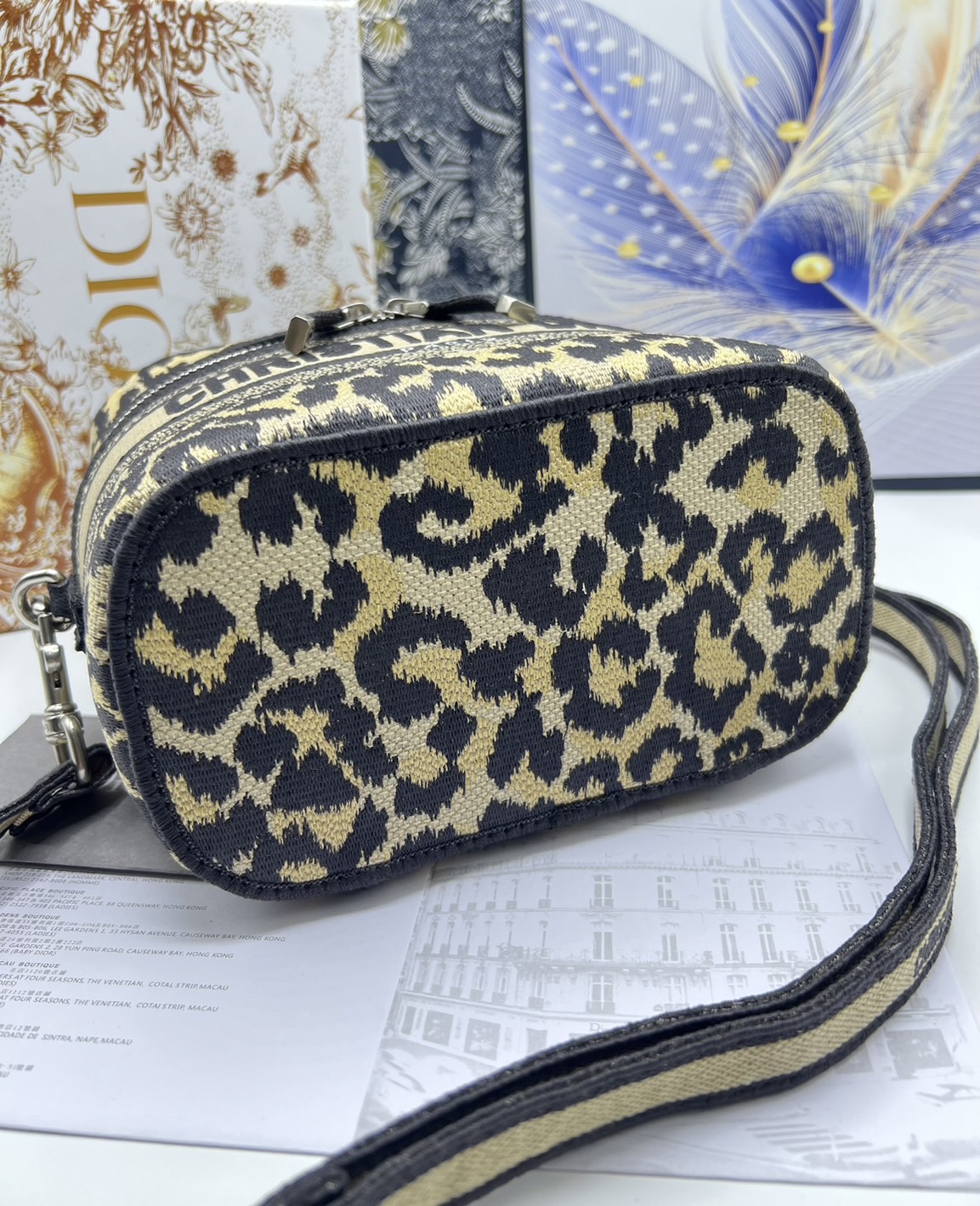 18cm Small DiorTravel Vanity Case กระเป๋าใส่เครื่องสำอาง มาพร้อมกับลวดลาย Oblique ปักอย่างประณีตและประดับด้วยสัญลักษณ์ Christian Dior Paris มาพร้อมสายสะพายและหูจับในตัว ปรับเปลี่ยนใช้งานได้ตามสไตล์