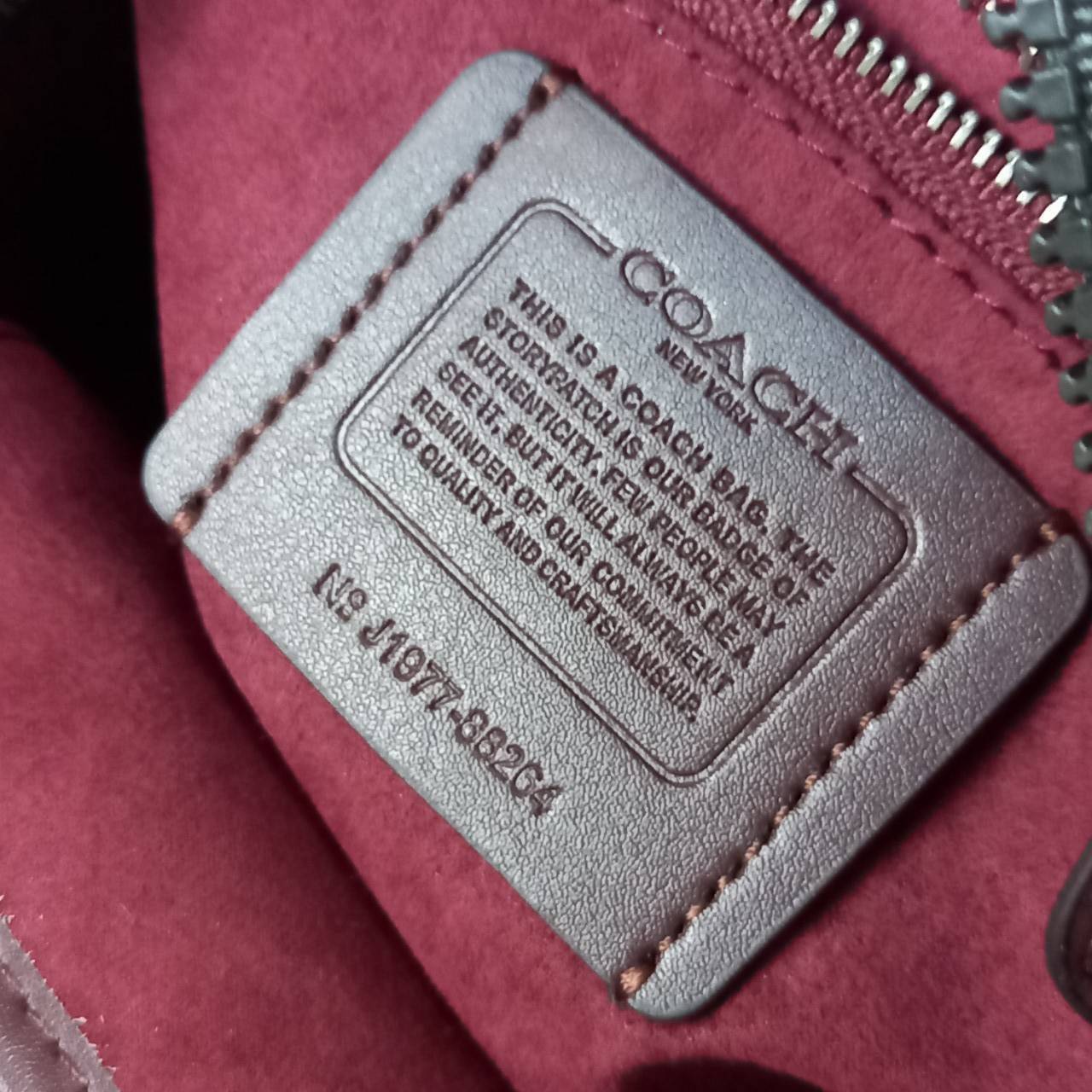 COACH Camera Bag 26, rainbow-red pattern COACH Camera Bag 16 With Horse And Carriage Print and Heart OXBLOOD (F79369 F88264) 🍁น่าใช้มากมาย รุ่นนี้มาพร้อมสายสปอร์ตใหญ่ ถอดเก็บได้ ปรับระดับได้ หนาแน่น ทนทาน จุของได้เยอะพอสมควร //วัสดุแคนวาส