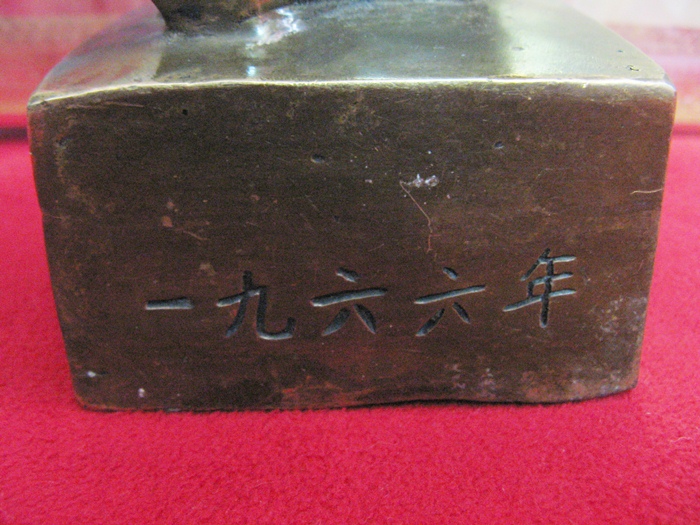 รูปเหมือนเหมาเจ๋อตุงยืนโบกมือ ทำจากทองเหลืองค่ะ