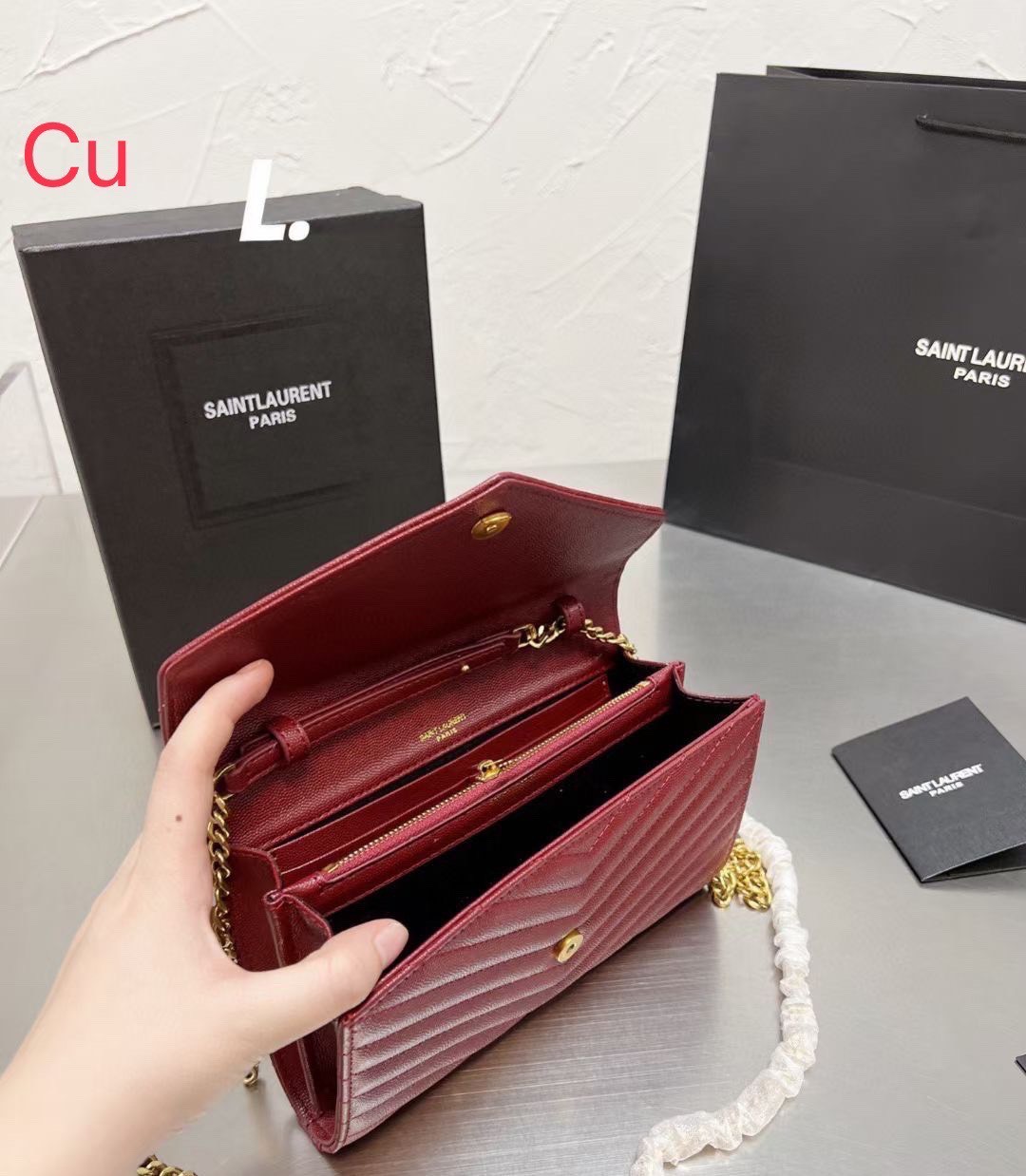 YSL Small Envelope Clutch Bag กระเป๋าสะพายสุดฮอต ดีไซน์เรียบหรู ดูติดแกลมสุดๆ โดดเด่นด้วยโลโก้ด้านหน้า เพิ่มดีเทลความผู้ดี