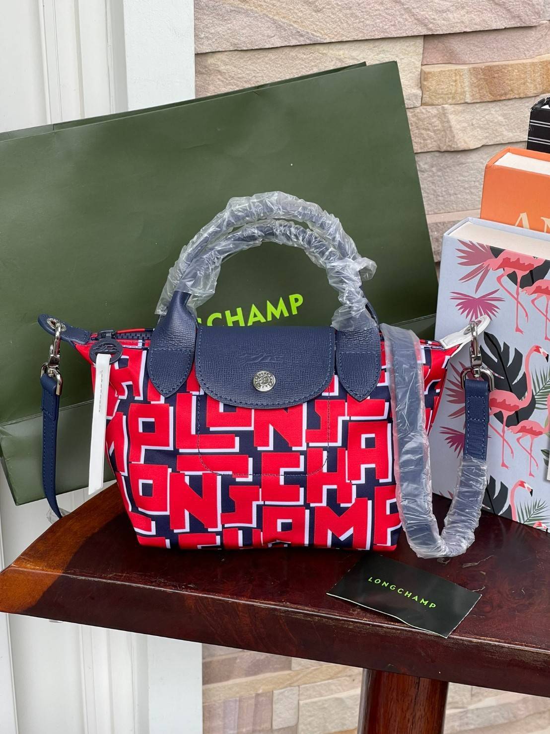 LONGCHAMP LE PLIAGE COLLECTION TOP HANDLE BAG XS พบกับคอลเลคชั่นใหม่ล่าสุด มีดีไซน์ที่เรียบหรูและคลาสสิก แฝงด้วยลูกเล่นแบบเฟมินีน แถมยังมีน้ำหนักเบาอย่างไม่น่าเชื่อ มาพร้อมกับหูจับกระเป๋าคู่และฝาปิดแบบกระดุม กระเป๋าถือใบนี้สามารถใช้ถือแบบทั่วไป มีสายสะพาย