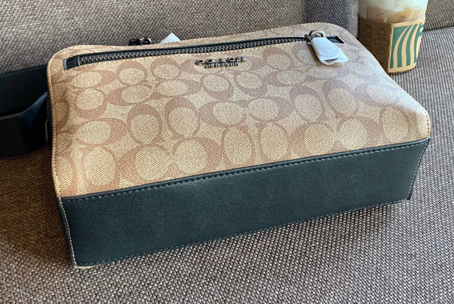 พร้อมสีออกใหม่ ห้ามพลาดค่าา!! COACH WEST CAMERA BAG IN SIGNATURE ((91485)) 🔺กลับมาตามคำเรียกร้องค่าา! กระเป๋าสะพายผู้ชาย((ผู้หญิงก็ใช่สวยทีเดียวค่ะ😘)) หนังแท้ ล่ยหนังCanvasสวยค่ะ มีช่องซิปหน้า//ช่องซิปกลางกว้าง//ช่องหลักแบบซิปคู่ ใส่สัมภาร