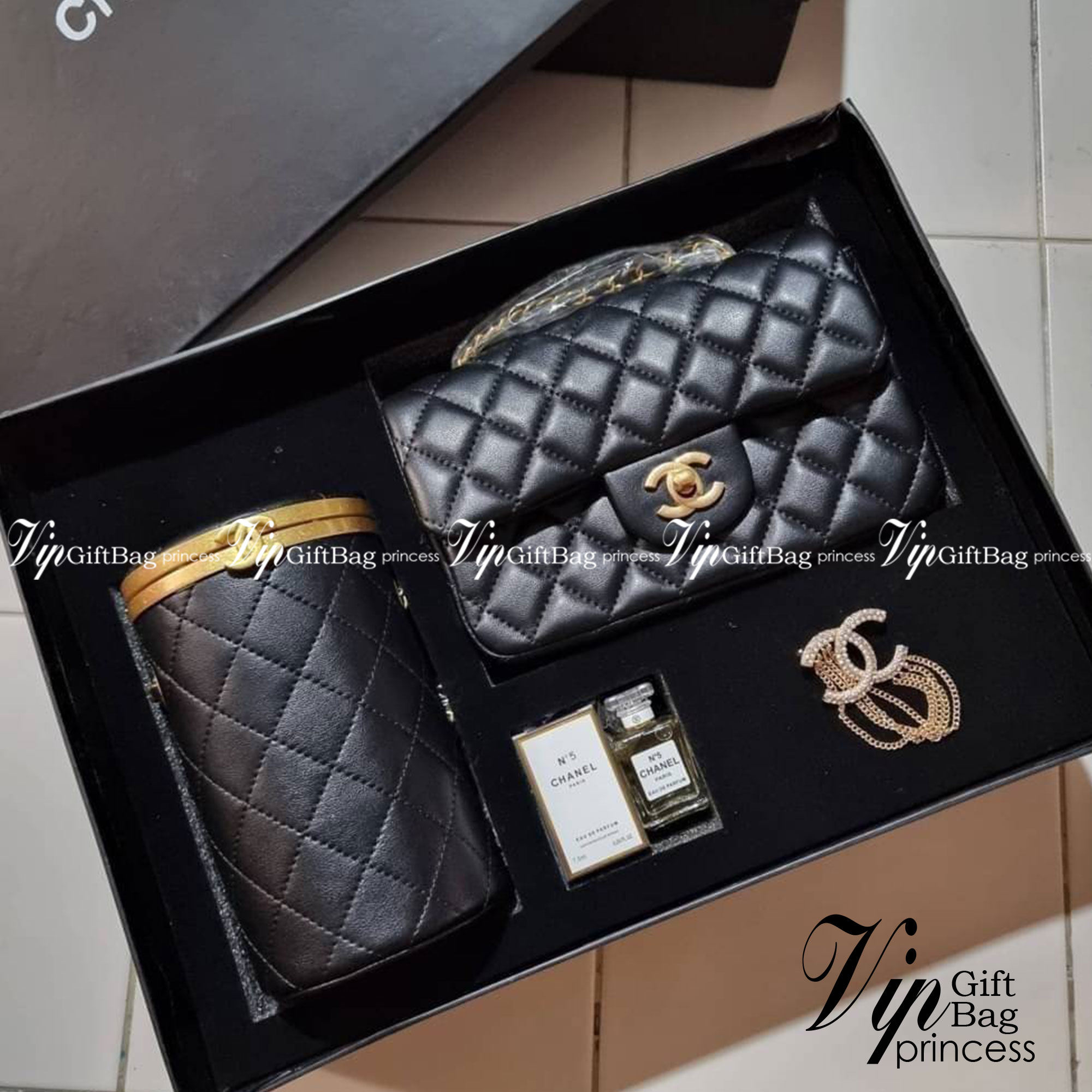VIP 🥂 เซ็ทคือที่สุดของความคุ้ม CHANEL GIFT BOX SET สุดหรูชวนให้สะสม สุดยอดไอเท็มหายากพร้อมเสิร์ฟครบชุด สุดคุ้ม มาพร้อมกระเป๋าสะพายถึง 2 ใบ สุดหรูลิมิเต็ด หาไม่ได้ง่ายๆ ในคอลเลคชั่นภายในสีทอง และที่พิเศษยังมีน้ำหอมตัวท็อปมาให้อีก chanel no.5 ที่แสน