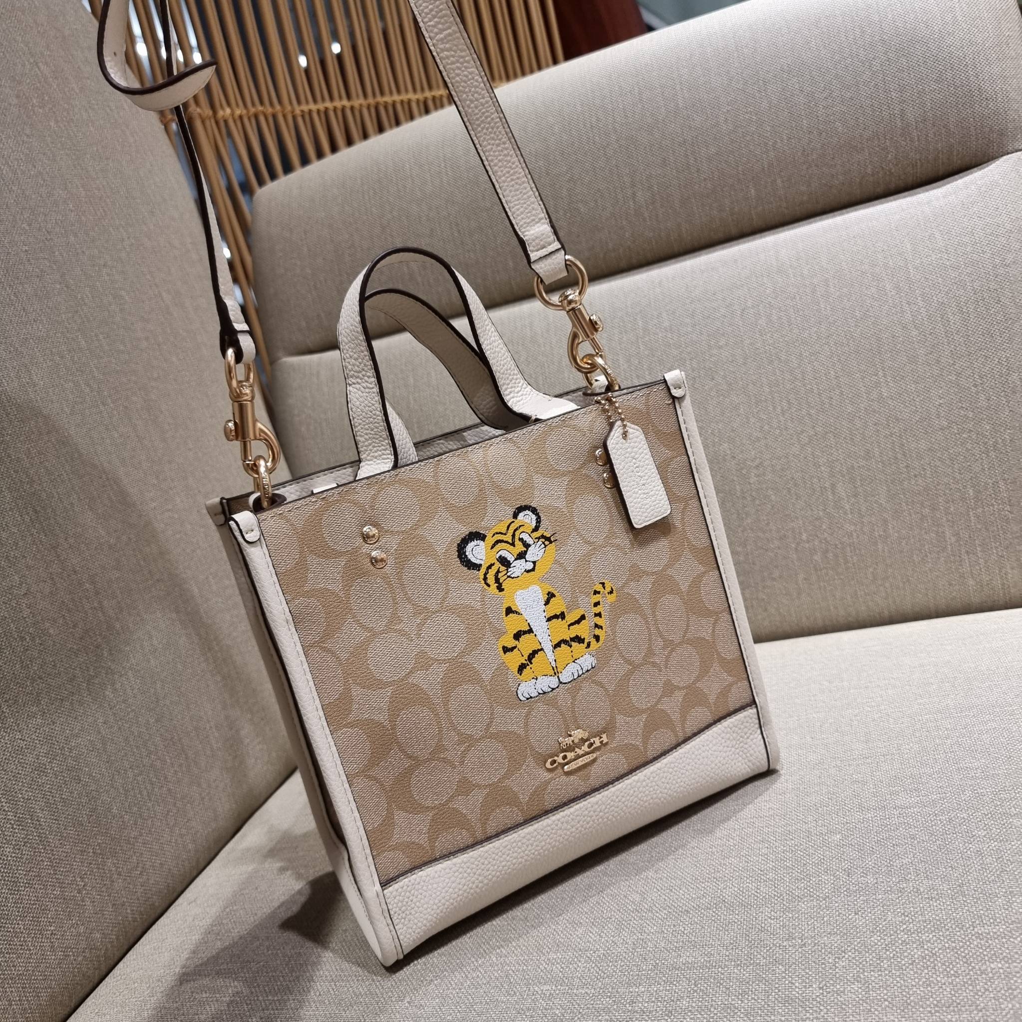 COACH C7001 DEMPSEY TOTE 22 IN SIGNATURE CANVAS WITH TIGER 🐯🐯 คอลเลคชั่นฉลองปีเสือต้องมาจ้า กับรุ่นคลาสสิค กระเป๋าทรงโท้ท ขนาดน่ารักน่าใช้มากๆ ดีไซน์น้องเสือจิ้มลิ้มดึงดูดสายตามากๆ ฟังก์ชั่นการใช้งานสะดวก มีทั้งสายคล้องในตัว และสายครอสบอดี