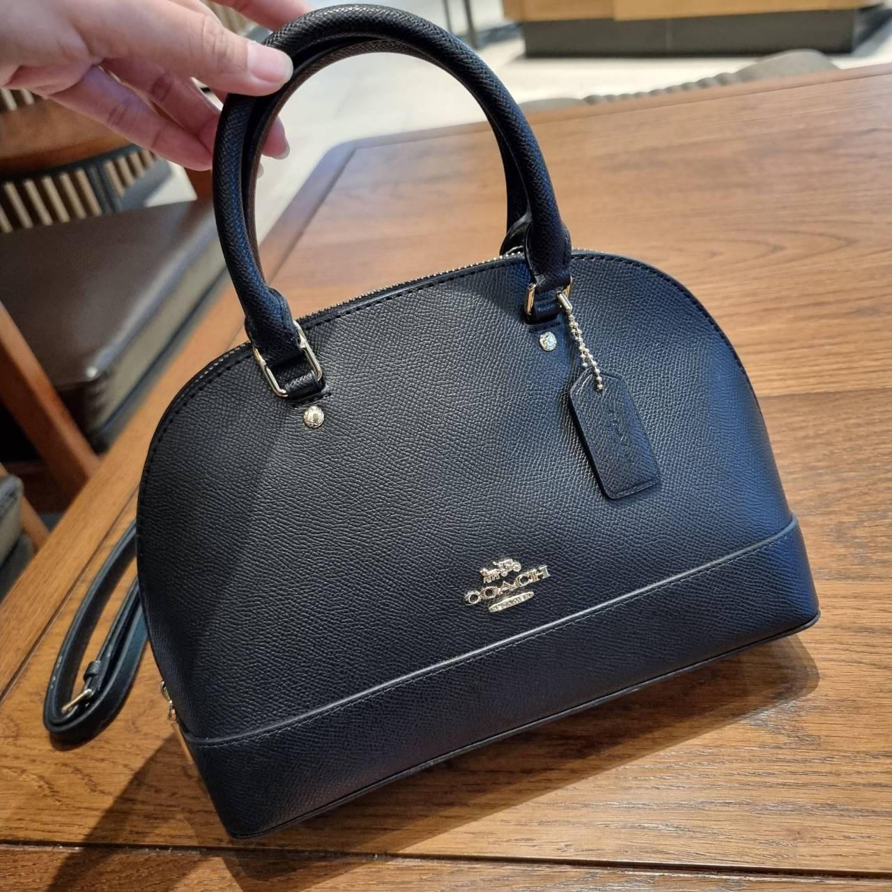 COACH F27591 MINI SIERRA SATCHEL กระเป๋าทรงโดมสุดคลาสสิค สีดำอมตะ ฮิตตลอดกาล มาพร้อมหูจับในตัวและสายสะพายครอสบอดี้ ที่จะคล้องแขนก็ได้อีกลุค หรือจะถือเก๋ๆก็เลิศ วัสดุหนัง crossgrain ทนทาน ดูแลรักษาง่าย ภายในโล่งกว้าง ใส่ของได้ครบไม่ต้องห่วง เป็นไอเท็มที่หา