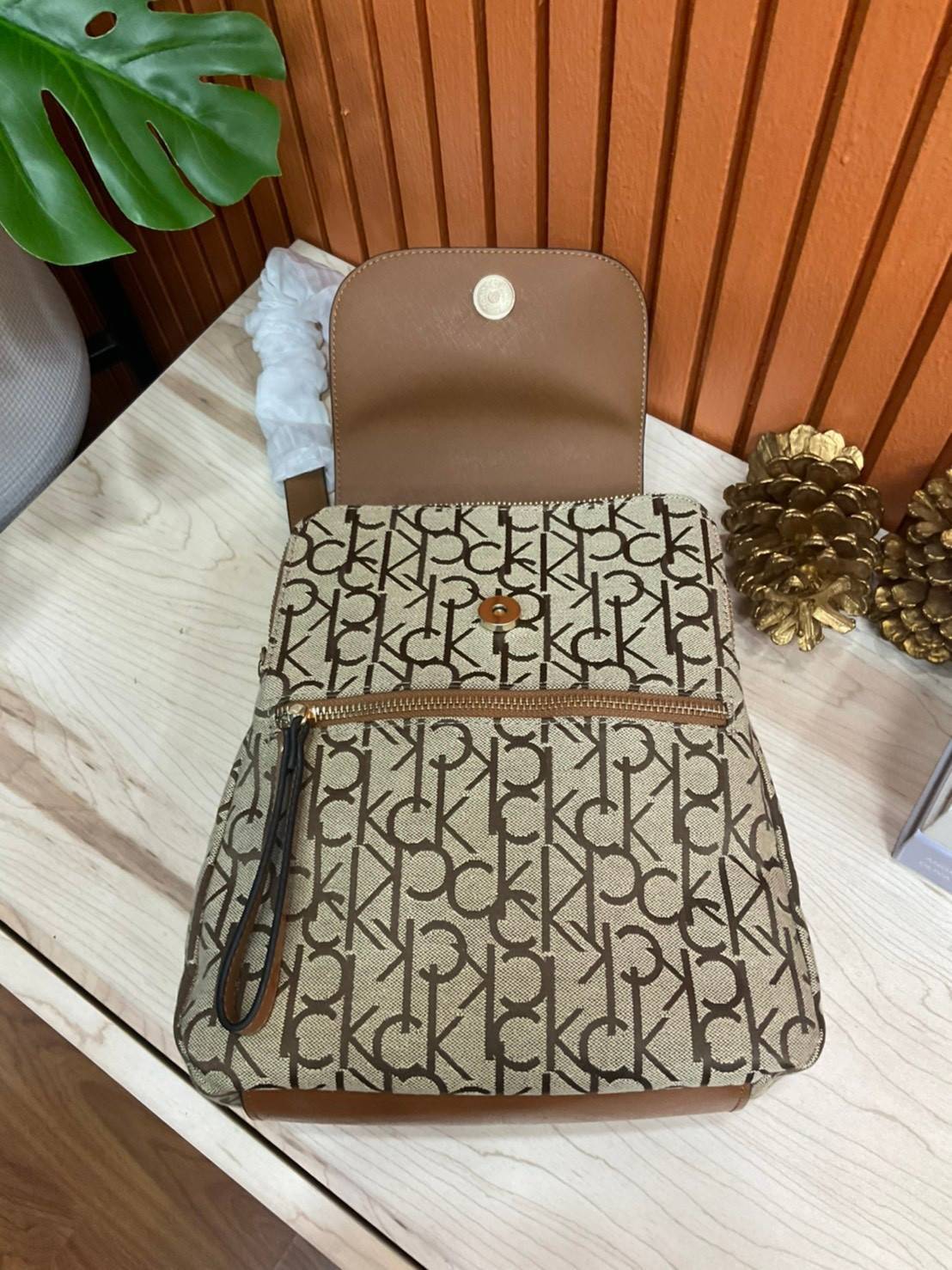 ของแท้ 💯% Elaine Calvin Klein Monogram Small Backpack 💕ของมันต้องมี สวยหรูดูแพงมาก สำหรับรุ่นนี้ และมีฟังชั่นช่องการใช้งานที่มากที่สุด!!! 💕 กระเป๋าสะพายเป้รุ่นใหม่ชนช้อป รุ่นยอดนิยม