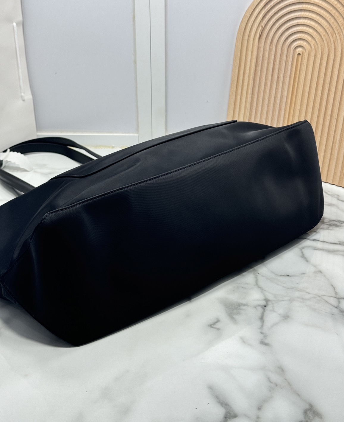 ORI หนังแท้ | Prada Re-Edition 1978 Tote Bag กระเป๋าสะพายทรงโท้ทใบใหญ่เรียบหรู งานผ้าไนลอนมีเสน่ห์เหนือกาล ดีเทลหนัง Saffiano หรูหราช่วยเติมเต็มแอกเซสซอรีที่มีพื้นที่ใช้สอยมากมายใบนี้ให้ลงตัว