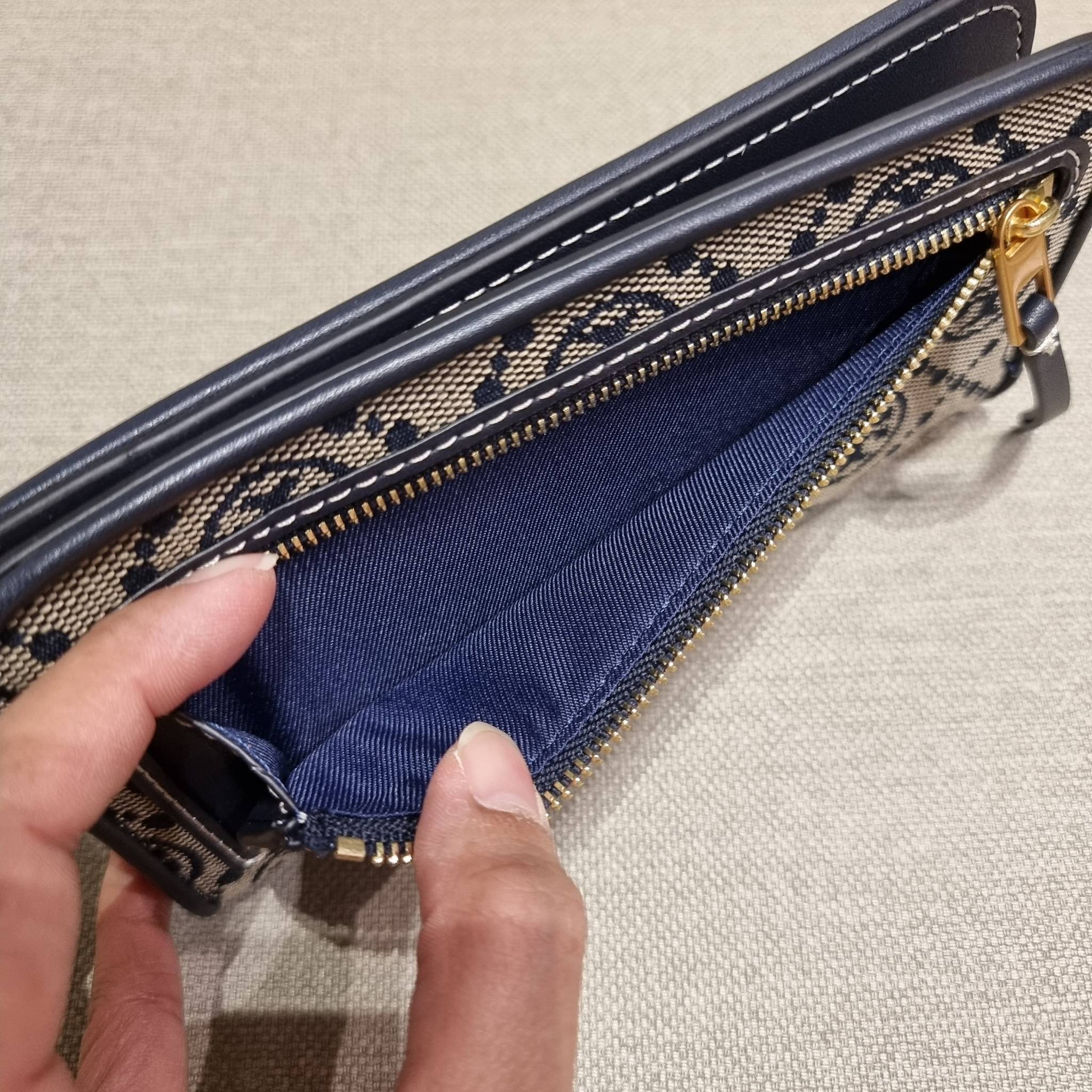 TORY BURCH T MONOGRAM JACQUARD SLIM WALLET ของดีมีให้ที่นี่แบบจัดเต็ม กระเป๋าสตางค์ใบยาว รุ่นสลิม สวยหรู ขนาดกำลังเหมาะมือ ถือแล้วขับผิว วัสดุผ้า jacquard ตัดสลับหนังแท้ ภายในสวยคมม้าก!! มีช่องใส่บัตรได้แบบเน้นๆ และช่องใส่ธนบัตรได้ ด้านหลังมีช่องซิปอีกหนึ