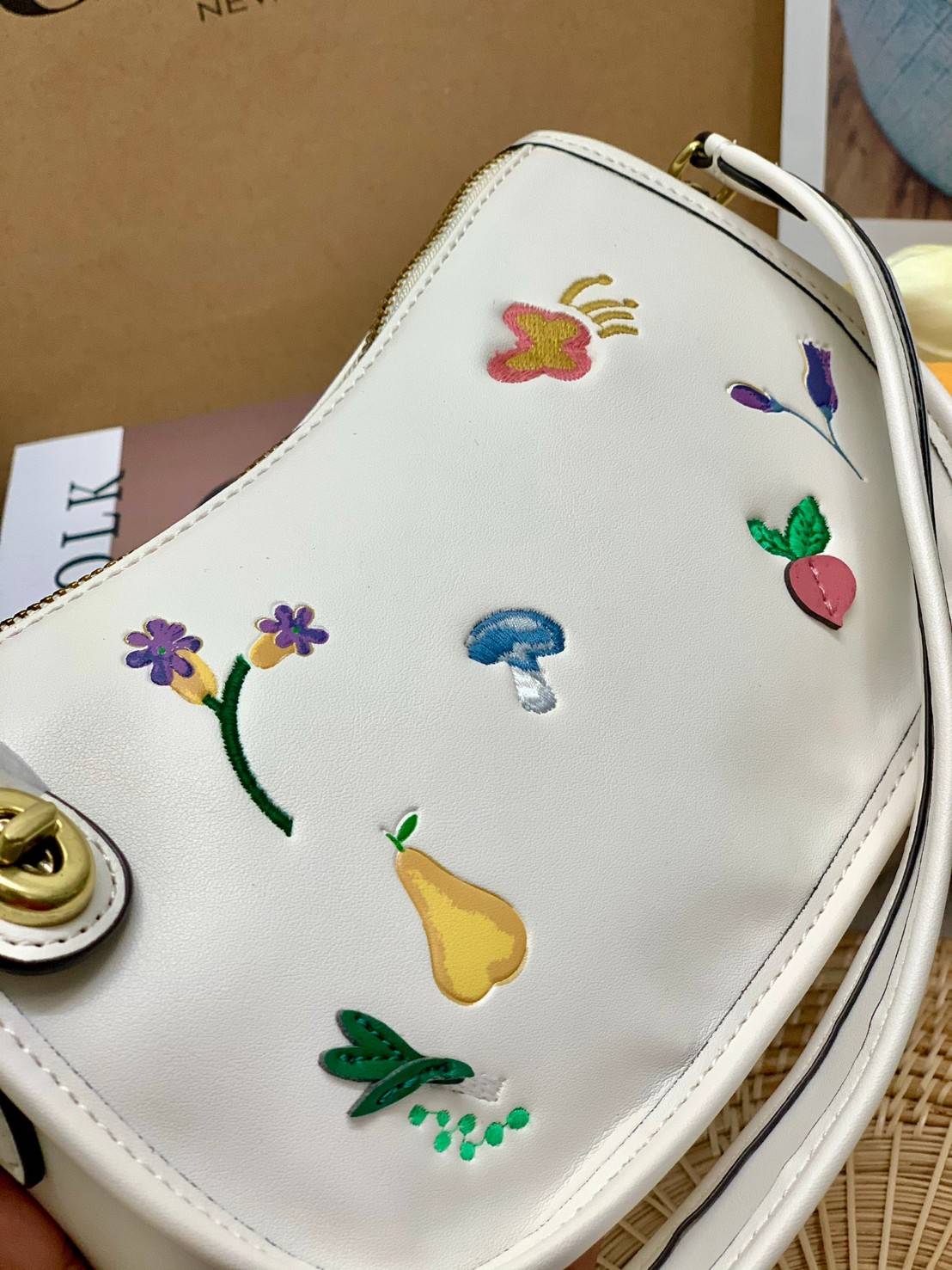 imited edition🌸 COACH C2766 SWINGER WITH GARDEN EMBROIDERY พร้อมส่งที่ไทย สวยก่อนใครชั่วโมงนี้ค่ะ💐 กระเป๋าหิ้ว//สะพายข้างได้ หนังแท้ หนังนิ่ม นุ่มมือดีมากๆค่ะ 🌸จุดเด่นด้านหน้าเป็นงานปักเน้นๆ3D สวยสะดุดตามากทีเดียวค่ะ เปิดปิดกระเป็า