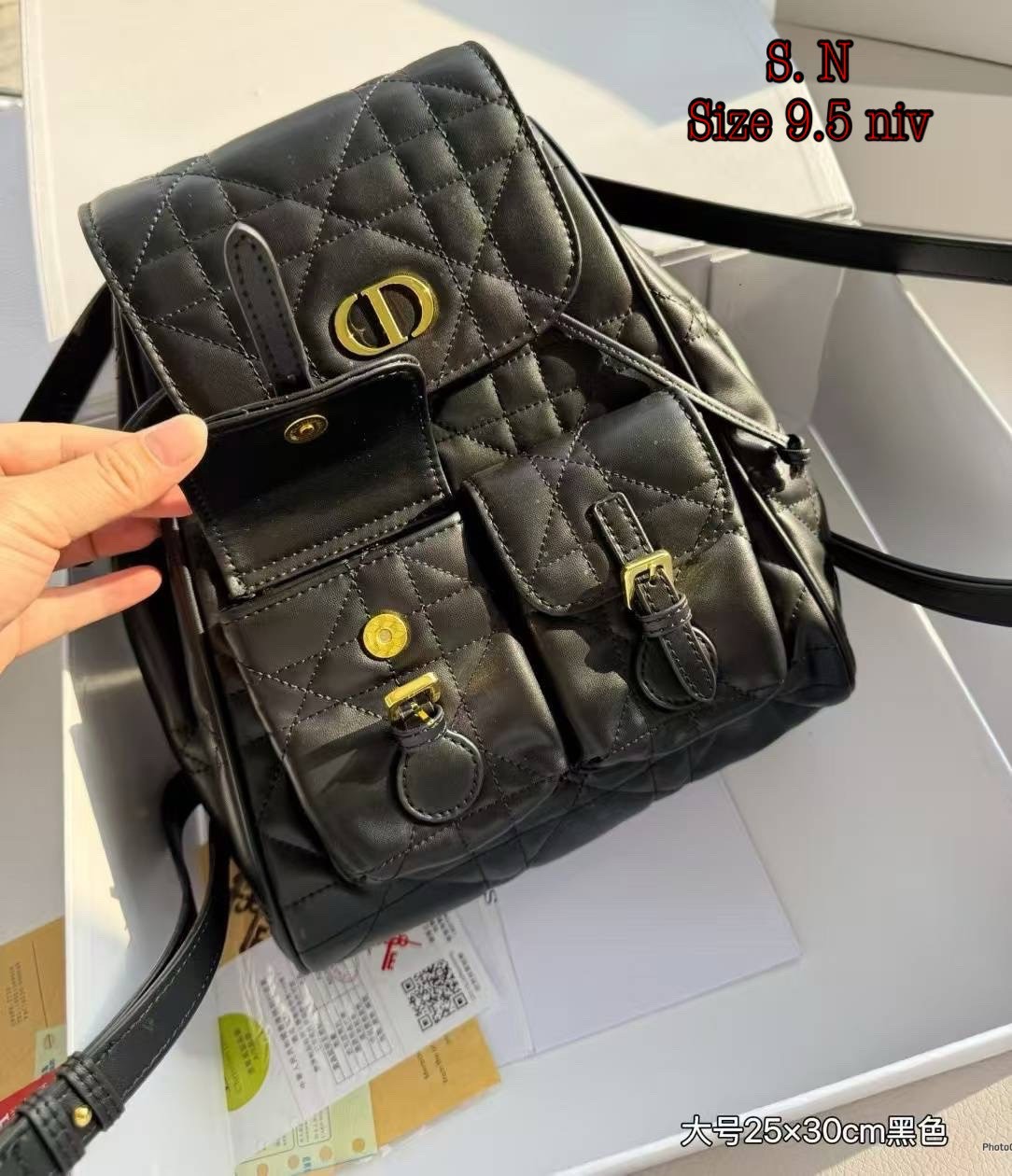 DIOR Medium Caro Backpack กระเป๋าเป้ไซส์กลาง ขนาดกำลังดีน่าใช้ หนังสวยเกินเรื่องมากๆ สัมผัสนิ่ม หรูหรา หูจับในตัวดีไซน์โค้งมนอะไหล่ทองสวยโดดเด่นไม่เหมือนใคร