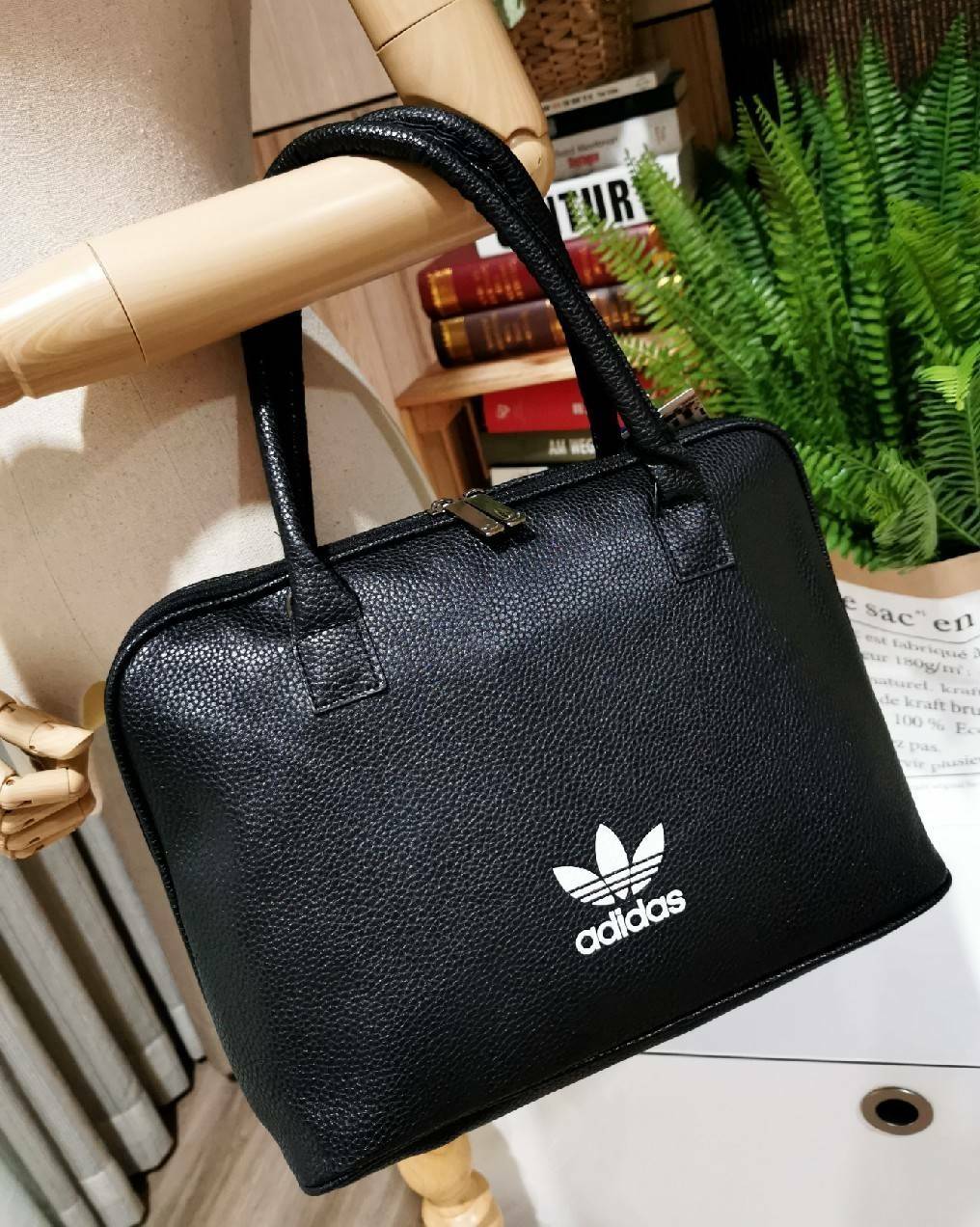 ADIDAS HANDLE BAG กระเป๋าถือเเละสะพายทรงโดม วัสดุนิ่มหนังสวยอยู่ทรงด้านหน้ามีโล้โก้แบรนด์ เปิดปิดด้วยซิปสะดวกใช้ หัวซิปแบรนด์ ขนาดใหญ่กำลังดี จุได้เยอะ น้ำหนักเบา ภายในมีโลโก้มีช่องซิปใส่ของ หูจับถนัดมือ พร้อมสายสะพายถอดได้เลื่อนปรับได้ Crossbody ได้ ไอเท