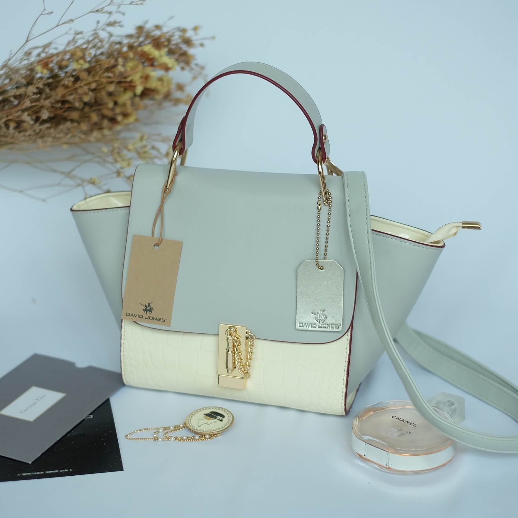 งานแท้ชนช้อป ทรงขายดี มาใหม่สวยหรูมากคะ กระเป๋าถือ / สะพายจาก แบรนด์ David jones หนังอย่างดี ขนาด กำลังดี มีช่องใส่ของจุกจิกด้านใน สีสวยคะ เข้ากับชึดได้ง่ายมากๆ ใบนี้แนะนำเลย สวยมาก สีSweetPastel