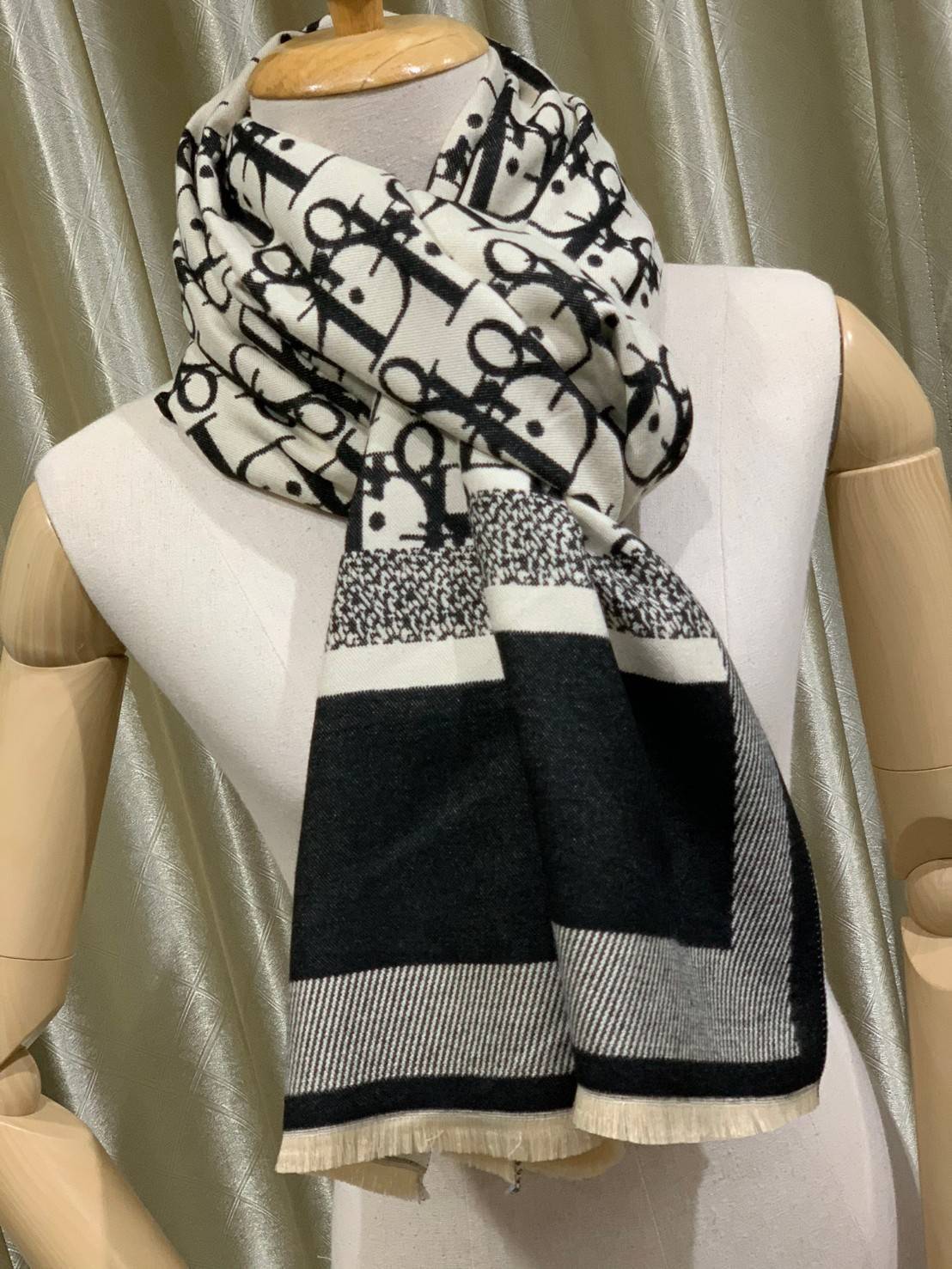 CHRISTIEN DIOR PARIS VINTAGE SILK SCARF สุดเอ็คเซ็คคลูทีฟกับแบรนด์ดังจากปารีส ด้วยงานพรีเมี่ยมกิ้ฟ ส่งมอบความรู้สึกดีๆให้กับคนที่คุณรัก ในรูปแบบผ้าพันคอและผ้าคุมไหล่ผืนใหญ่ให้ความอบอุ่น ถักทอด้วยผ้าcashmereลายวินเทจ มาพร้อมกล่องแบรนด์และถุงกระดาษกลายเป็นข