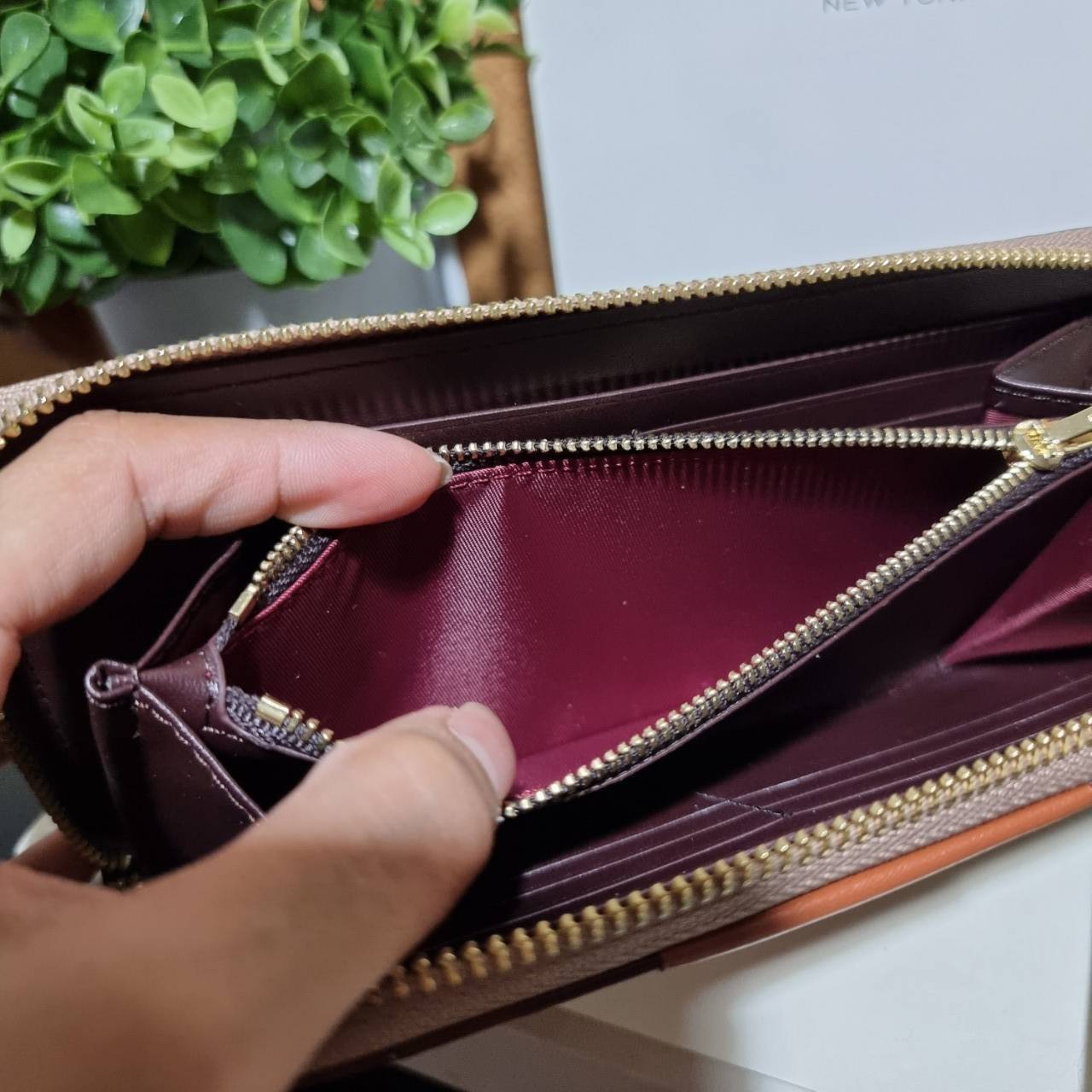 ของแท้ 💯% COACH 31546 ACCORDION ZIP WALLET IN COLORBLOCK SIGNATURE CANVAS กระเป๋าสตางค์ใบยาวรุ่นขายดี!! ขายหมดทุกสี!! 🔥🔥 สาวๆต้องยกให้เป็นไอเท็มที่ขาดไม่ได้เลยน้า วัสดุหนังแคนวาสเคลือบ ภายในเป็นหนังแท้ เปิด-ปิดด้วยซิปรอบ ใส่บัตรได้