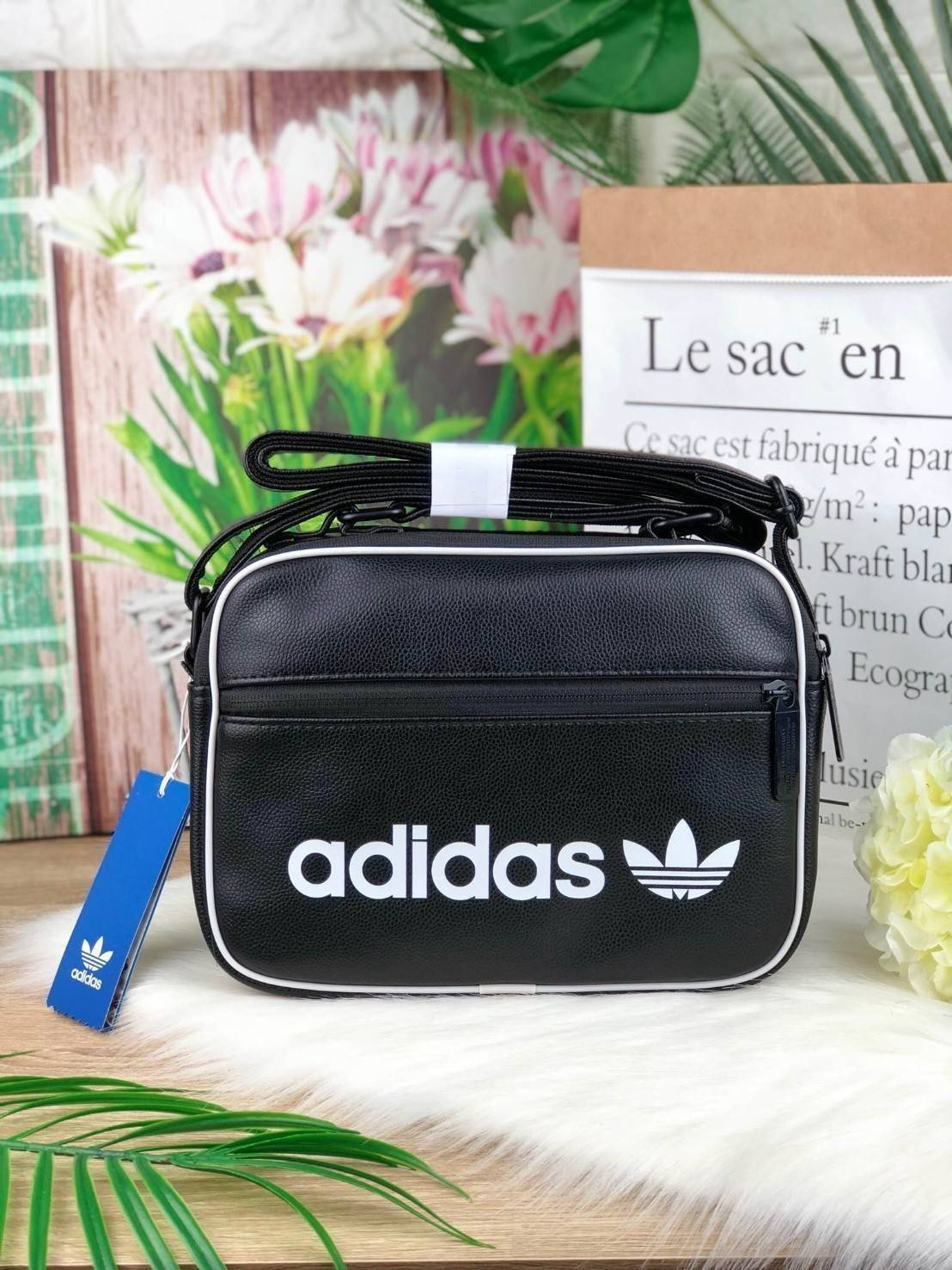 ADIDAS MINI AIRLINE VINT BAG กระเป๋าถือหรือสะพายทรง sport วัสดุ pu. นิ่ม น้ำหนักเบา ทรงสวย classic ด้านหน้ามีช่อง ซิปด้านบนแบ่ง 2 ช่องใหญ่ จุได้เยอะ ใส่ wallet ยาว, mini iPad ได้ mini พร้อมสายยาวปรับ freesize ค่ะ