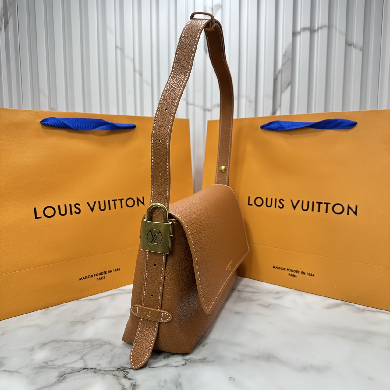 ORI หนังแท้ | LV Low Key Messenger Bag กระเป๋าสะพายทรงแมสเซ็นเจอร์ รูปทรงใหม่ สไตล์เรียบง่ายแต่หรูหรา ตกแต่งด้วยแม่กุญแจสีทองวินเทจ พร้อมใบลูกลายโมโนแกรมเพิ่มฟังชั่นการใช้งาน