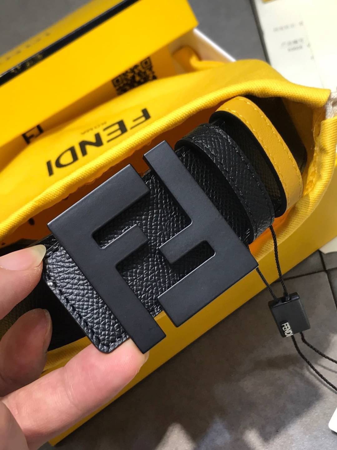 FENDI Belt Black leather belt เข็มขัดเฟนดิหนังแท้ เกรดออริจินอล ดีไซน์เรียบหรูเข้ากับทุกลุ๊ค ใช้ได้ทั้งชายหญิง มาพร้อมกล่อง ห้ามพลาดค่ะ! พร้อมส่งที่ไทย ภาพถ่ายจากงานขายจริง ใช้งานต่างประเทศได้