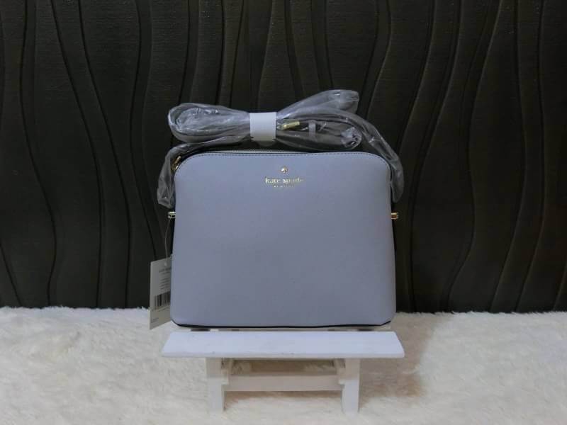 KATE SPADE CEDAR STREET MANDY แบรนด์ดังจากอเมริกาสุดฮิต กระเป๋าขนาดน่ารัก สะพายข้าง หนัง saffiano ภายในลายสวยเก๋สีทองเรียบหรู ทรงแข็งอยู่ทรง MUST HAVE!!