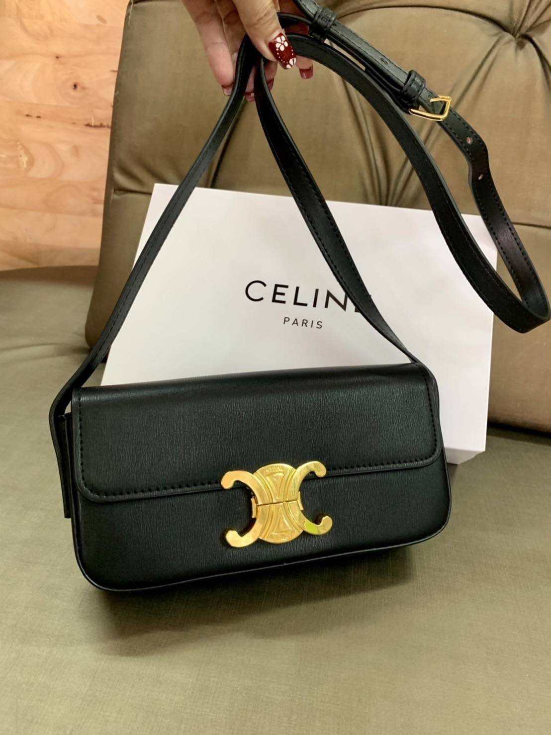 CELINE TRIOMPHE SHOULDER BAG VIP GIFT WITH PURCHASE-GWP พรีเมี่ยมกิ๊ฟ Limited Edition จาก CELINE PERFUME DUTY FREE COUNTER วัสดุหนังแกะสังเคราะห์เรียบ ดีไซน์ยอดนิยมสไตล์สาว LISA ทรงเหลี่ยมสวยหรูอยู่ทรง