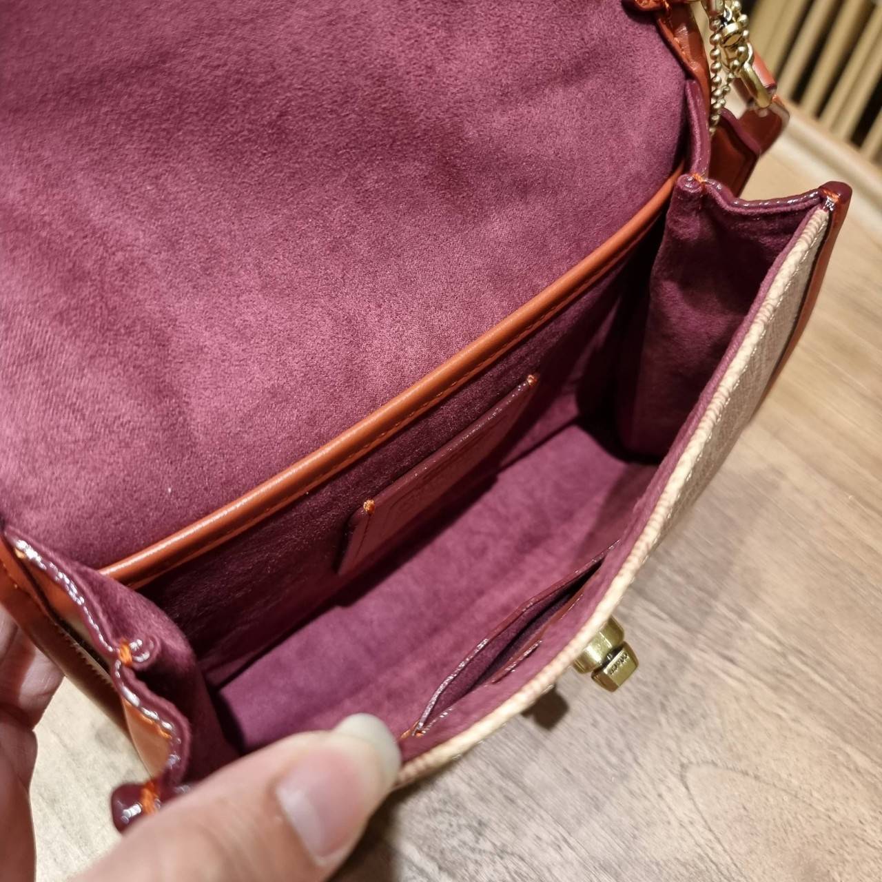 COACH C4204 KIP TURNLOCK CROSSBODY IN SIGNATURE CANVAS คอลเลคชั่นใหม่ สาวกงานดีไซน์สีสนิมต้องปลื้ม!! กับกระเป๋าสะพายข้าง ขนาดพกพาง่าย ใช้งานสะดวกมากๆ วัสดุหนังแคนวาสเคลือบลาย ตัดขอบด้วยหนังแท้ เปิด-ปิดด้วยตัวบิดล็อคแน่นหนา ภายในเป็นช่องโล่ง มีช่องใส่บัตร 